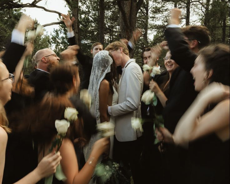 Como Escolher o Vestido Ideal para Casamento na Serra Catarinense: Guia Completo para Convidadas, Madrinhas e Mães dos Noivos