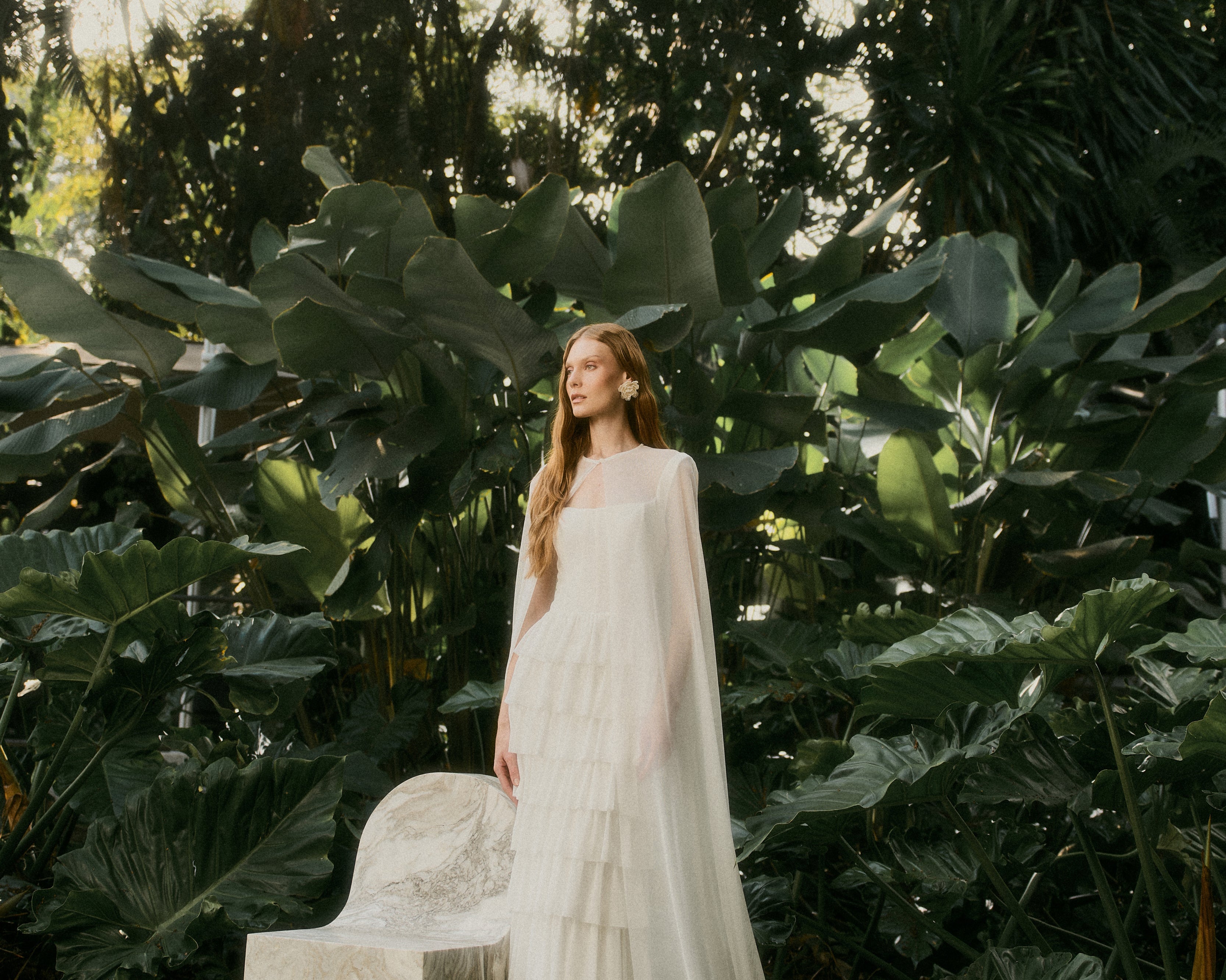 Vestido com Capa: Como Usar a Tendência em Casamentos e Festas