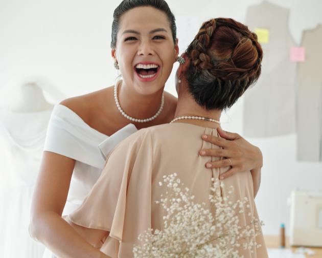O Papel da Mãe da Noiva (e do Noivo): Um Guia de Estilo para Brilhar com Discrição e Elegância