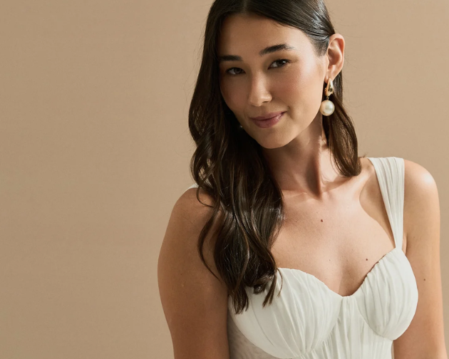 Decotes e Recortes: Como Escolher o Detalhe que Mais Valoriza seu Corpo em um Vestido de Festa