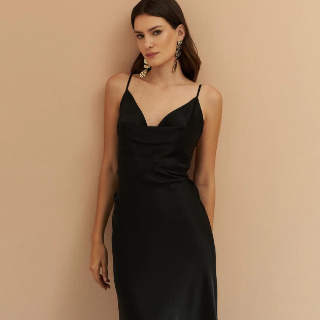 Um Vestido, Múltiplas Celebrações: Como Reinventar seu Look de Festa Apenas Trocando os Acessórios