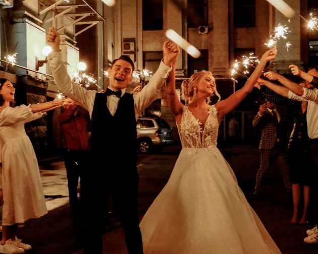 O Que Vestir em um Casamento à Noite? Guia para Convidadas e Madrinhas