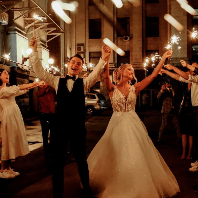 O Que Vestir em um Casamento à Noite? Guia para Convidadas e Madrinhas