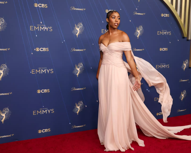 Estrelas e vestidos: maiores tendências do tapete vermelho do Emmy 2025
