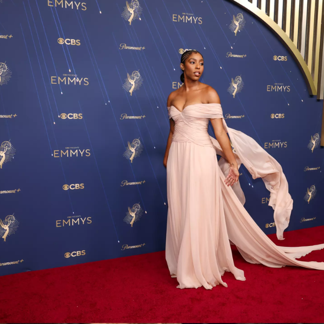 Estrelas e vestidos: maiores tendências do tapete vermelho do Emmy 2025