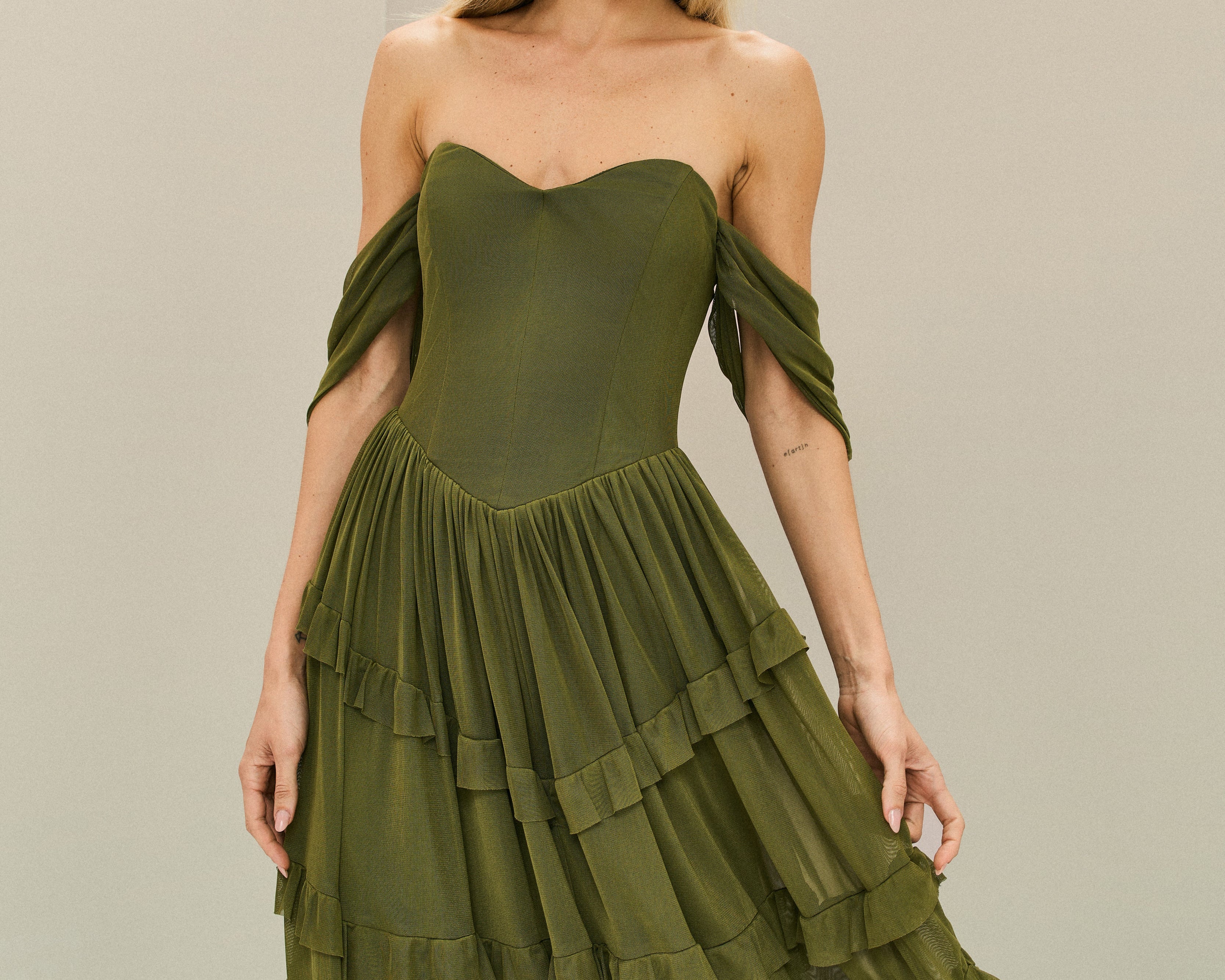 Vestido com Cintura Basca: O Que É e Como Usar em Festas