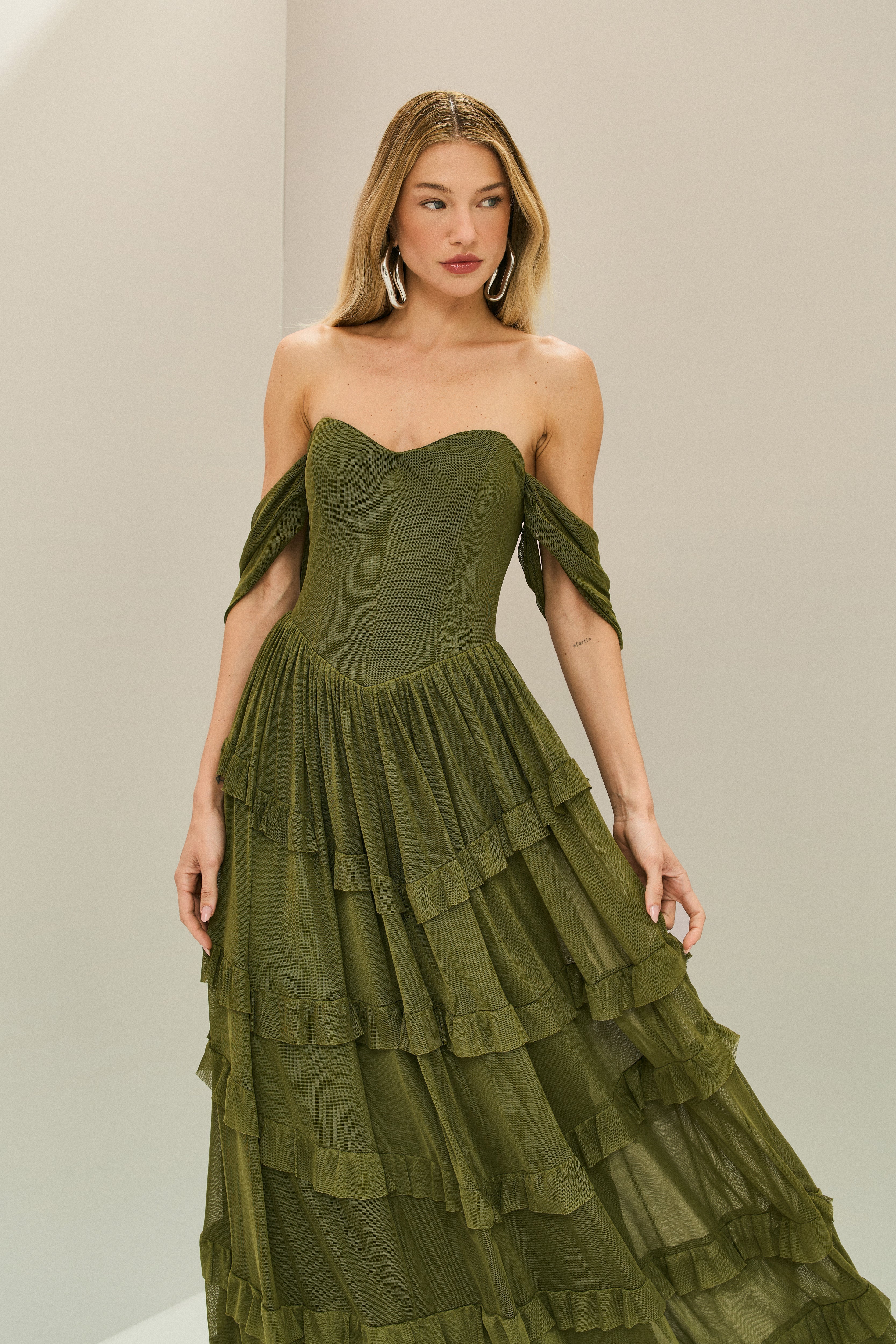 Vestido com Cintura Basca: O Que É e Como Usar em Festas