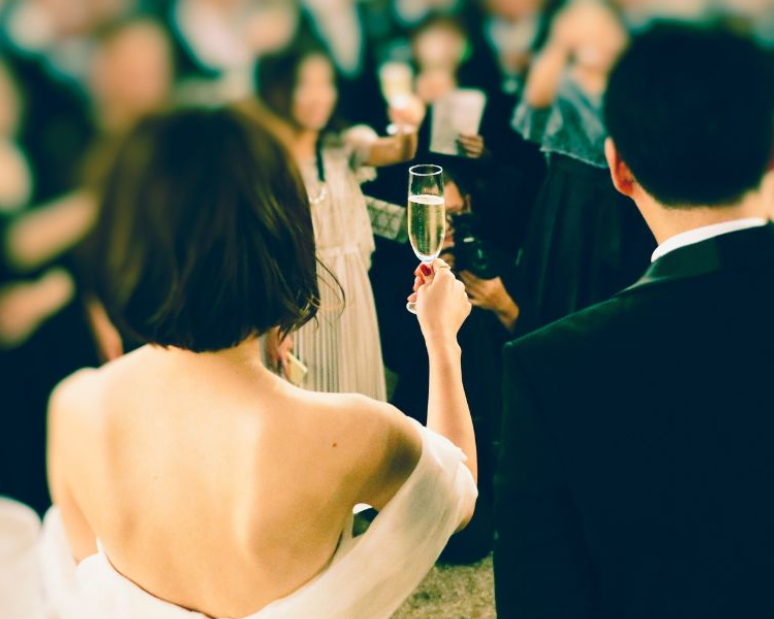 A Versatilidade do Vestido Plissado: Do Casamento Diurno ao Evento Noturno
