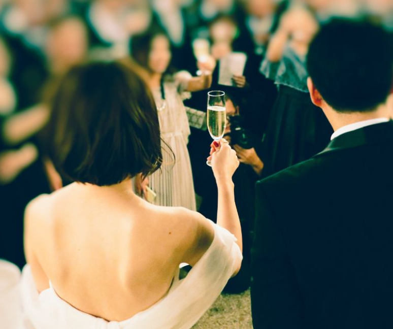 A Versatilidade do Vestido Plissado: Do Casamento Diurno ao Evento Noturno