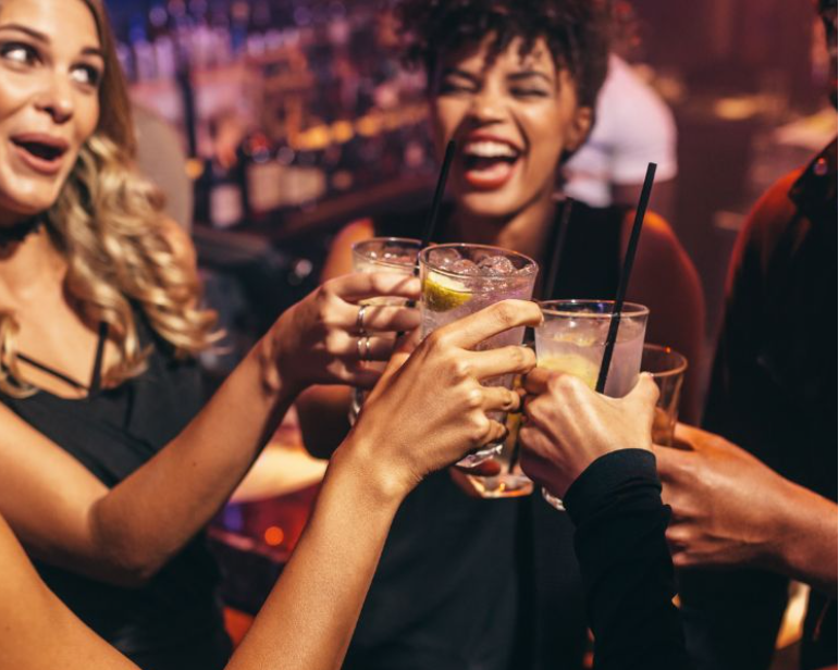 O Toque da Sofisticação: Um Guia de Tecidos Nobres para Vestidos de Festa