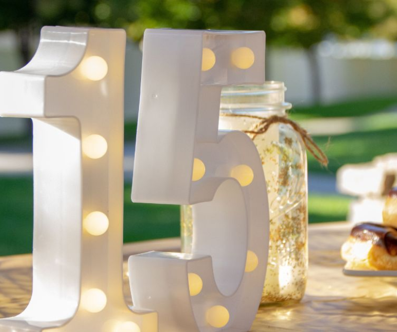 Convidada para uma Festa de 15 Anos: Como se Vestir de Forma Sofisticada e Adequada à Ocasião