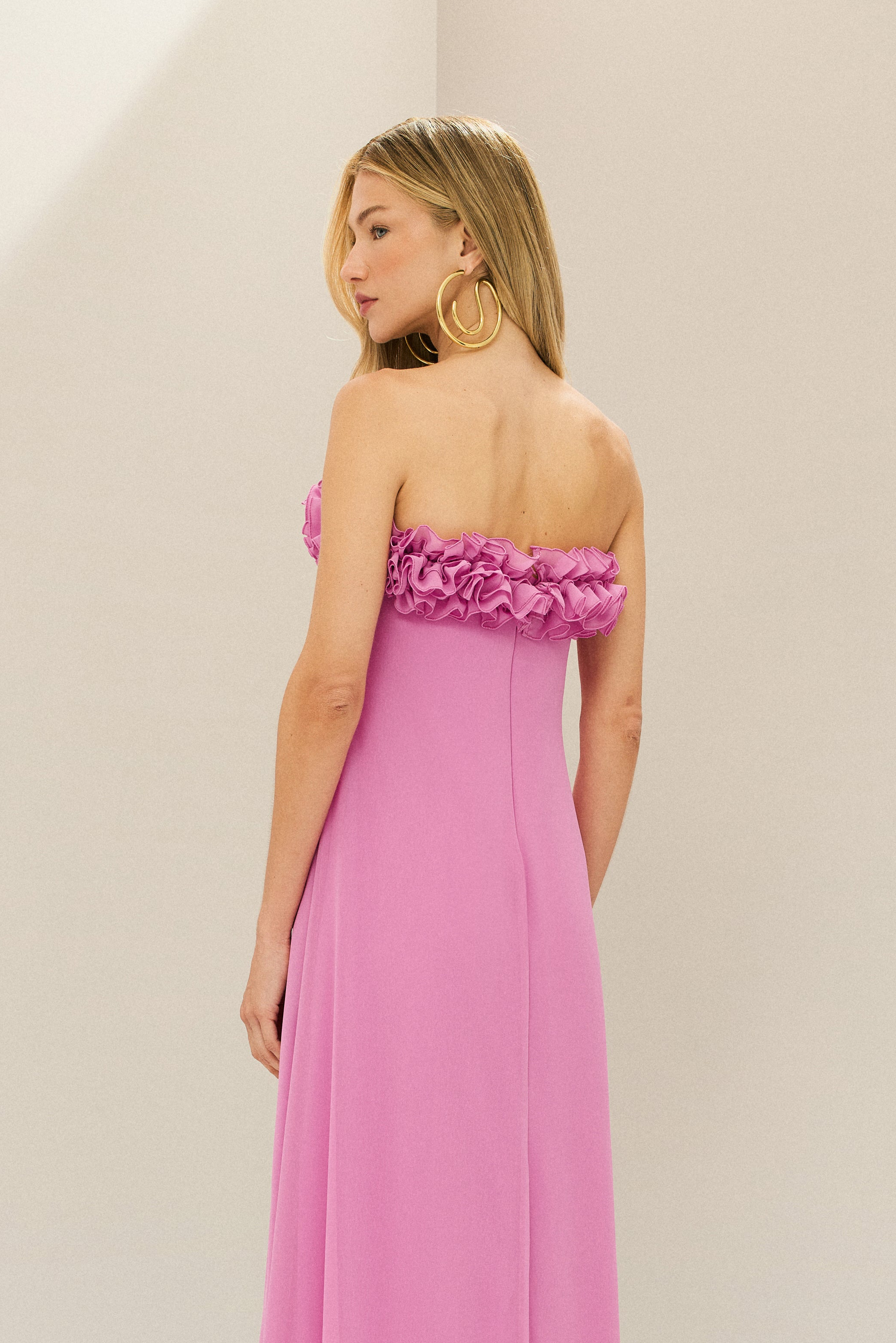 Vestido Longo em Chiffon com Decote Reto Sem Alças, Babados no Busto e Cauda Frontal - Armênia Rosa Orquídea