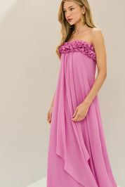 Vestido Longo em Chiffon com Decote Reto Sem Alças, Babados no Busto e Cauda Frontal - Armênia Rosa Orquídea