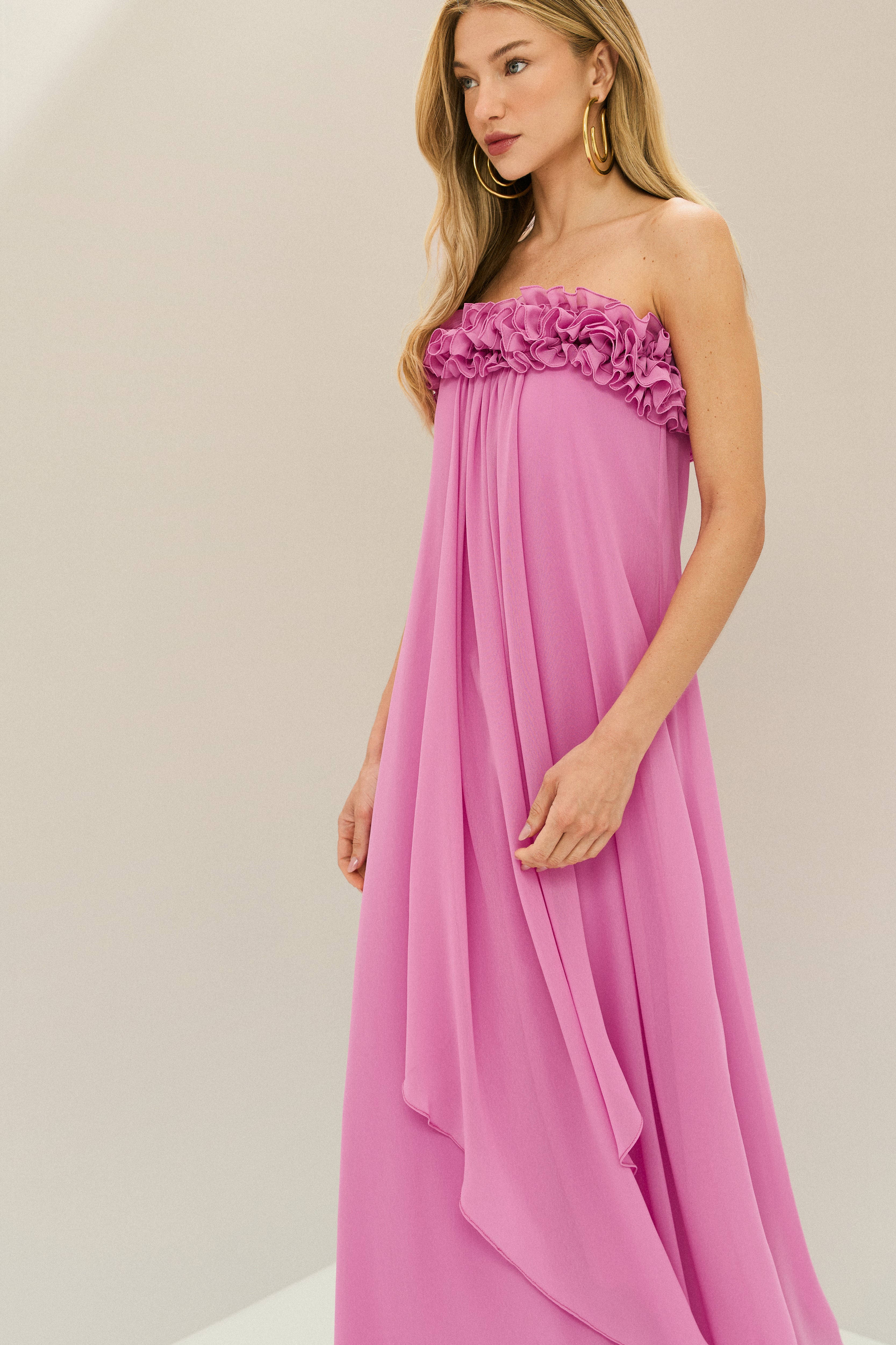 Vestido Longo em Chiffon com Decote Reto Sem Alças, Babados no Busto e Cauda Frontal - Armênia Rosa Orquídea