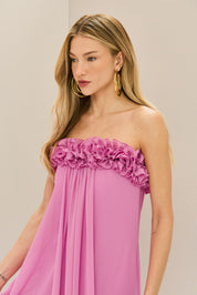 Vestido Longo em Chiffon com Decote Reto Sem Alças, Babados no Busto e Cauda Frontal - Armênia Rosa Orquídea