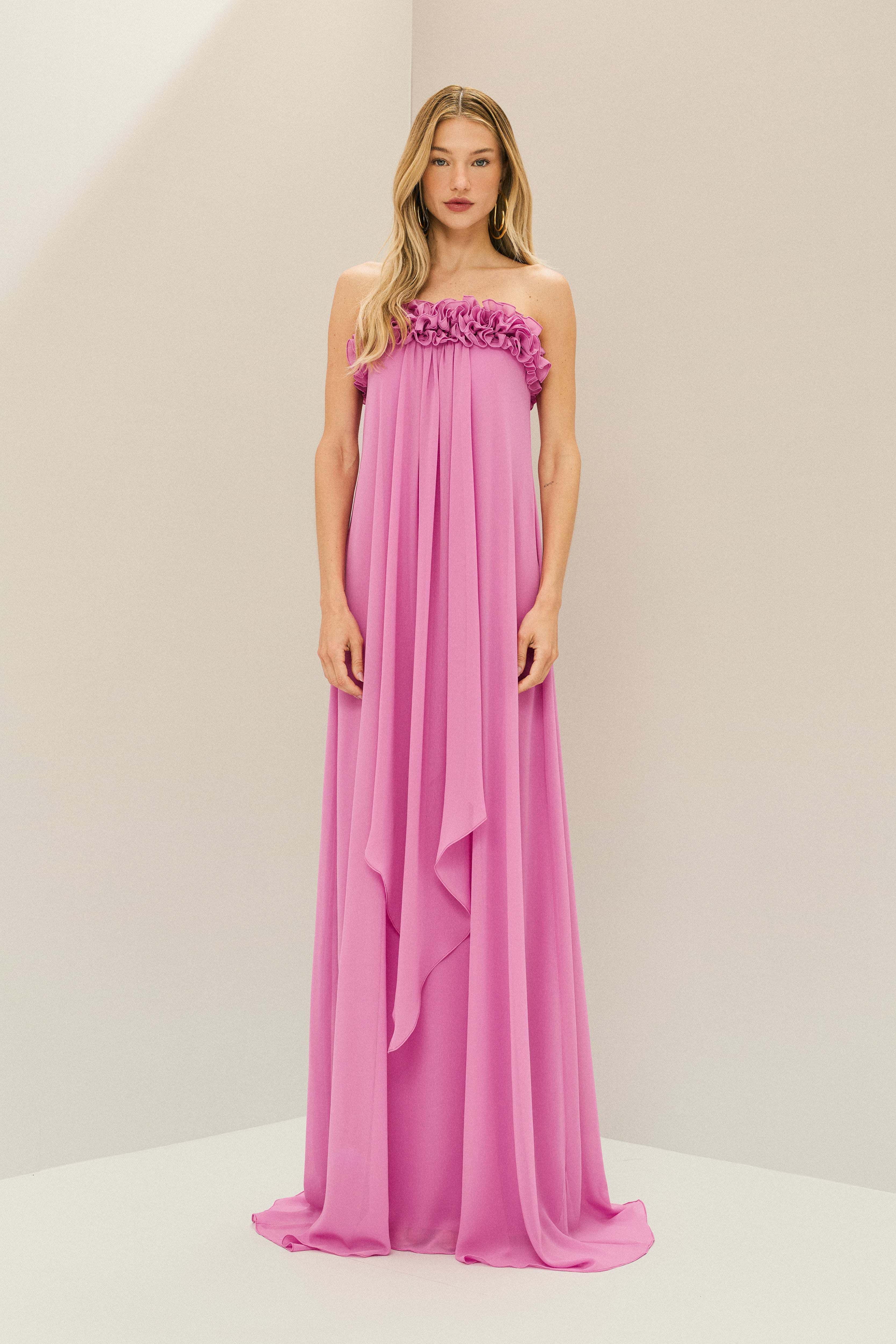 Vestido Longo em Chiffon com Decote Reto Sem Alças, Babados no Busto e Cauda Frontal - Armênia Rosa Orquídea