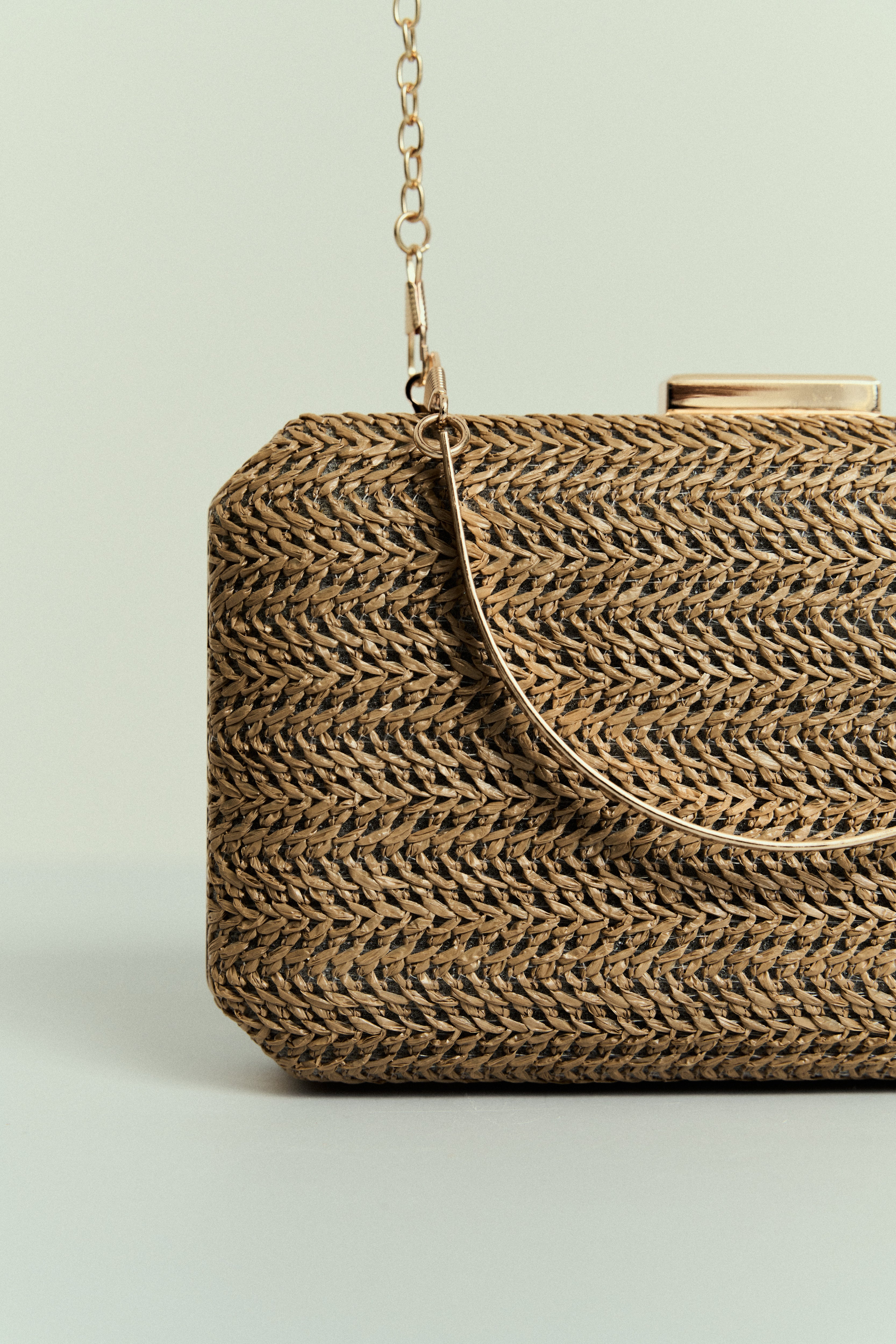 Bolsa_de_Festa_Retangular_em_Palha_Trancada_com_Fecho_Dourado_e_Alca_Dupla12.jpg