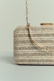 Bolsa de Festa em Palha Duas Tramas Diferentes Horizontais e Fecho em Metal