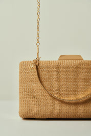Bolsa de Festa em Trama Natural Retangular com Fecho Geométrico Dourado e Alça Dupla
