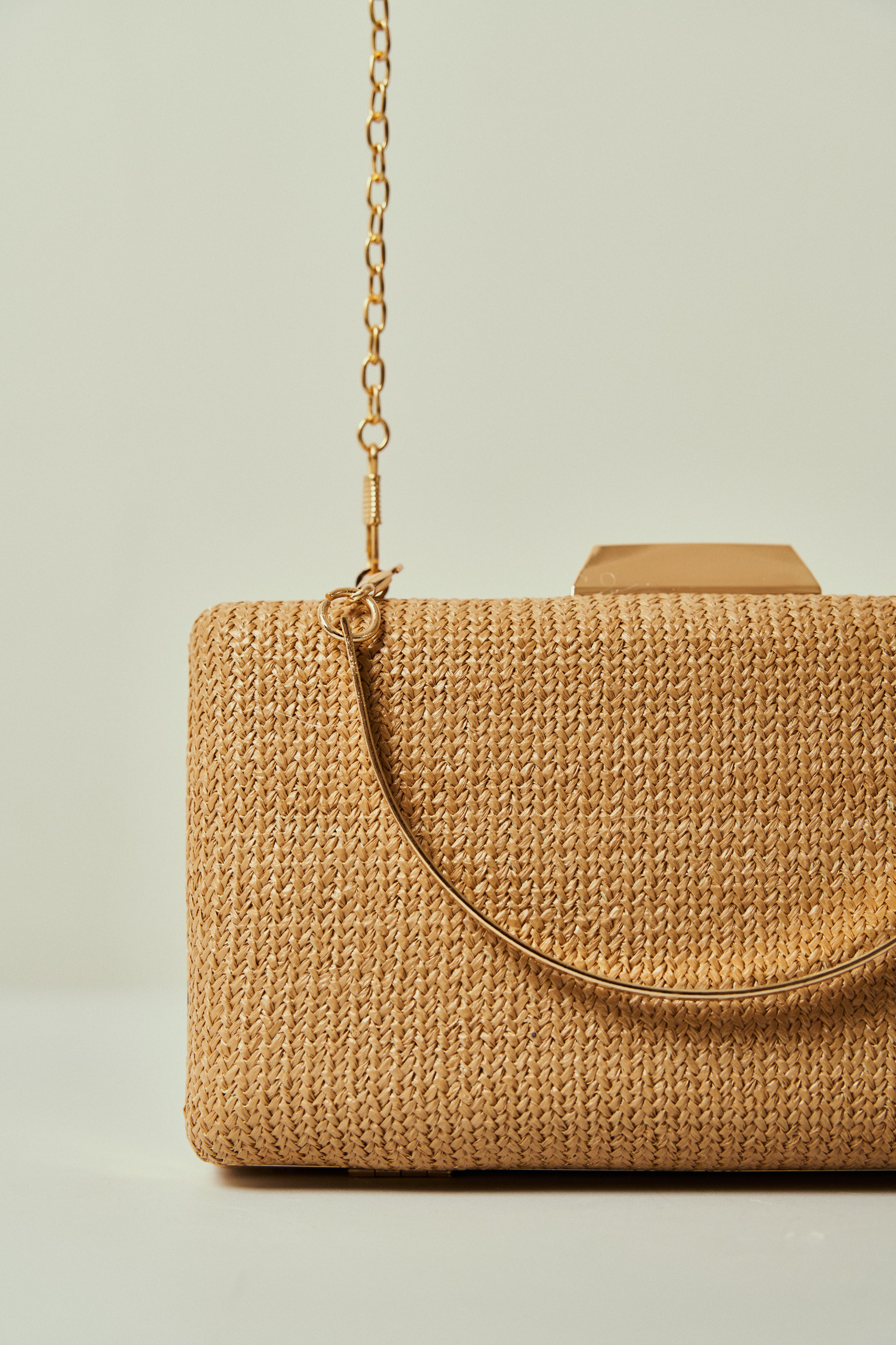 Bolsa de Festa em Trama Natural Retangular com Fecho Geométrico Dourado e Alça Dupla