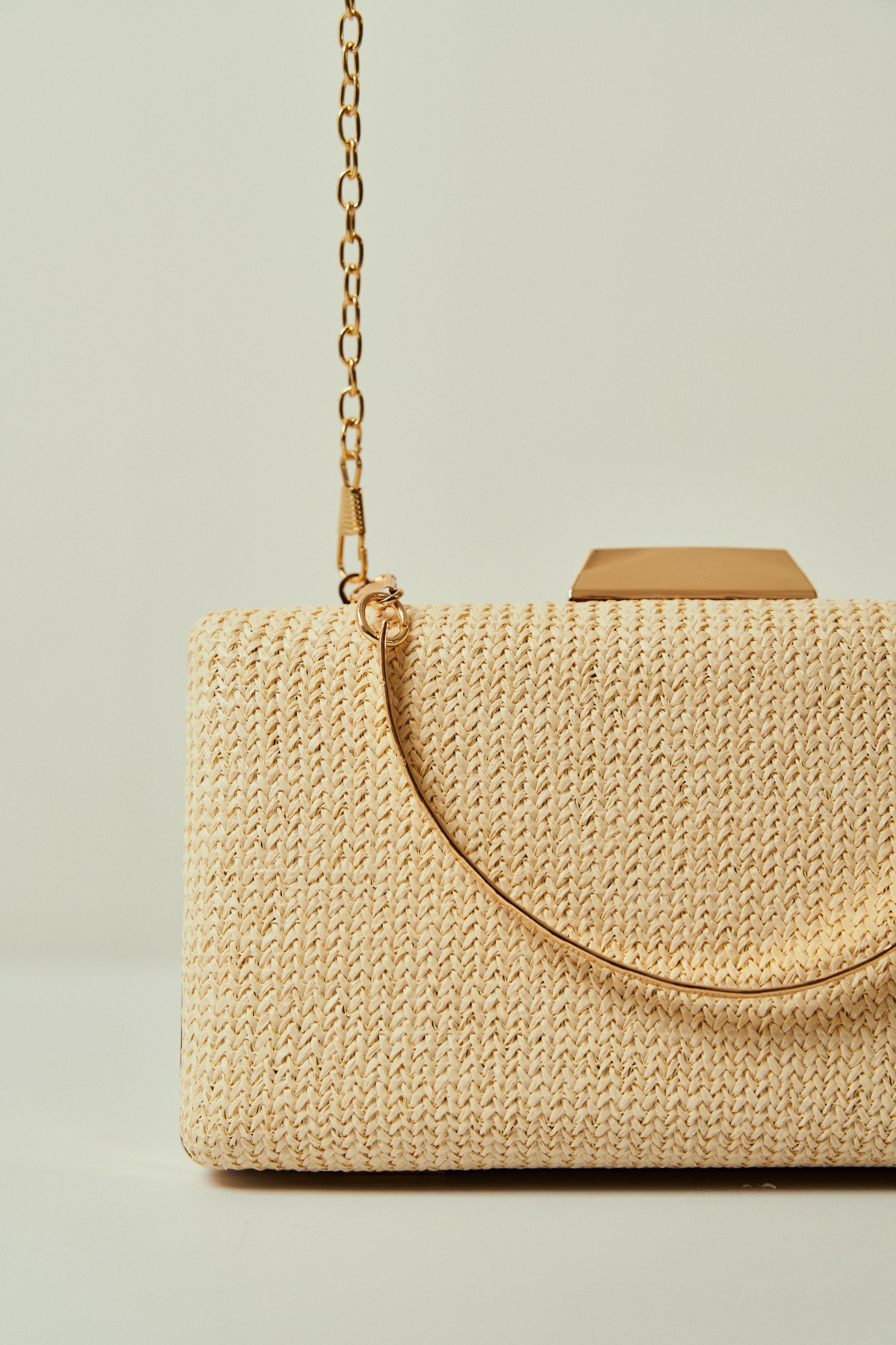 Bolsa de Festa em Trama Natural Retangular com Fecho Geométrico Dourado e Alça Dupla