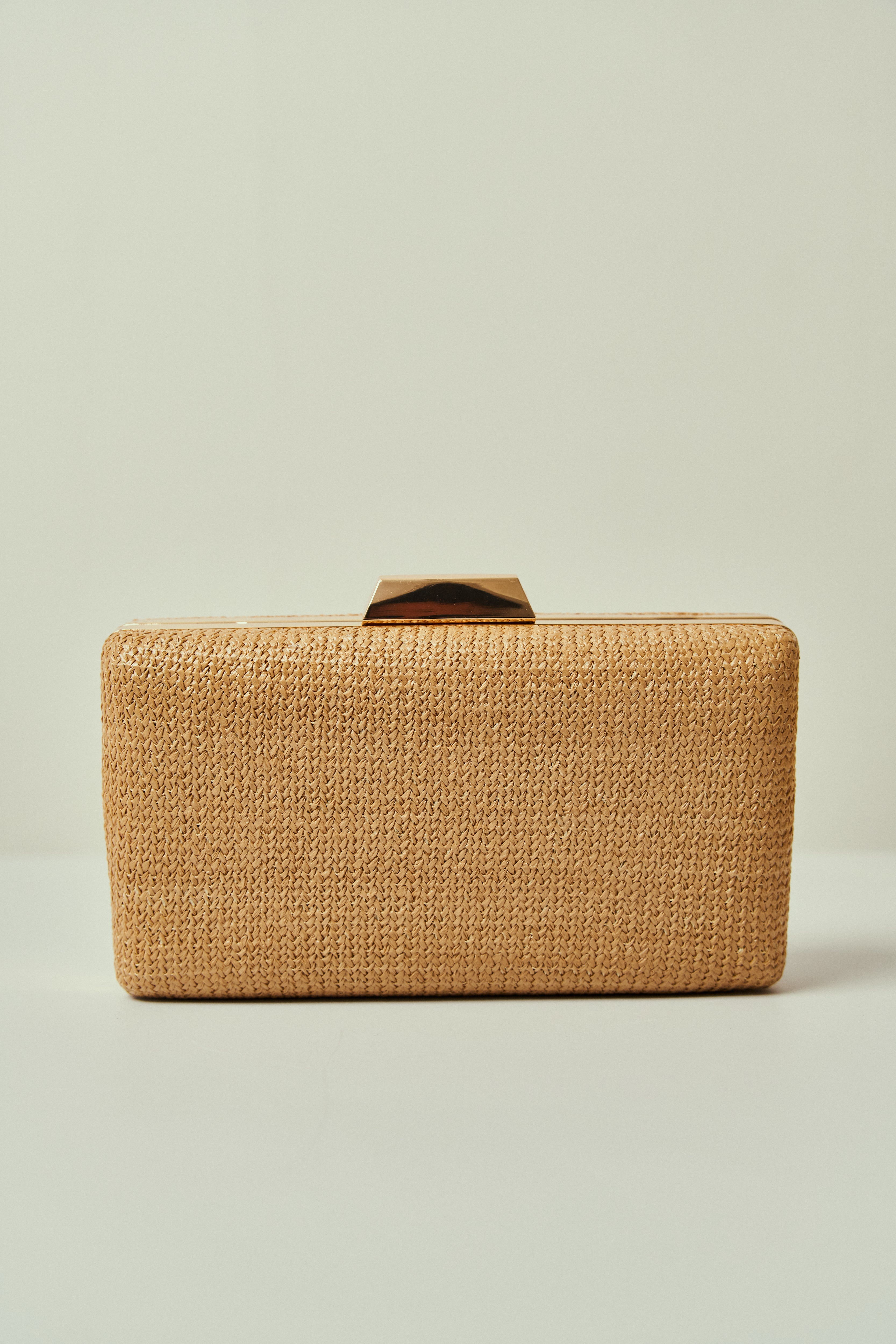 Bolsa de Festa em Trama Natural Retangular com Fecho Geométrico Dourado e Alça Dupla