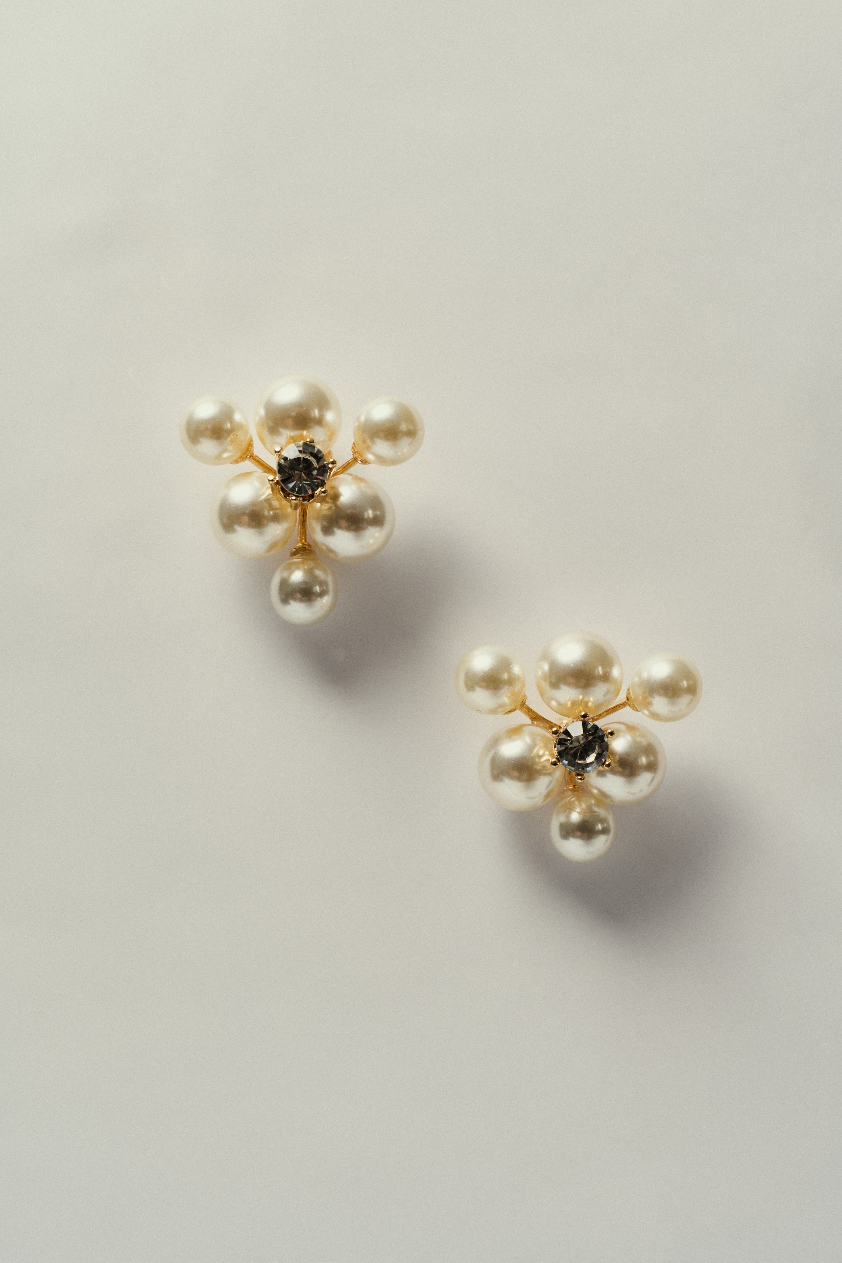 Brinco Cacho de Pérolas com Ponto de Luz Dourado