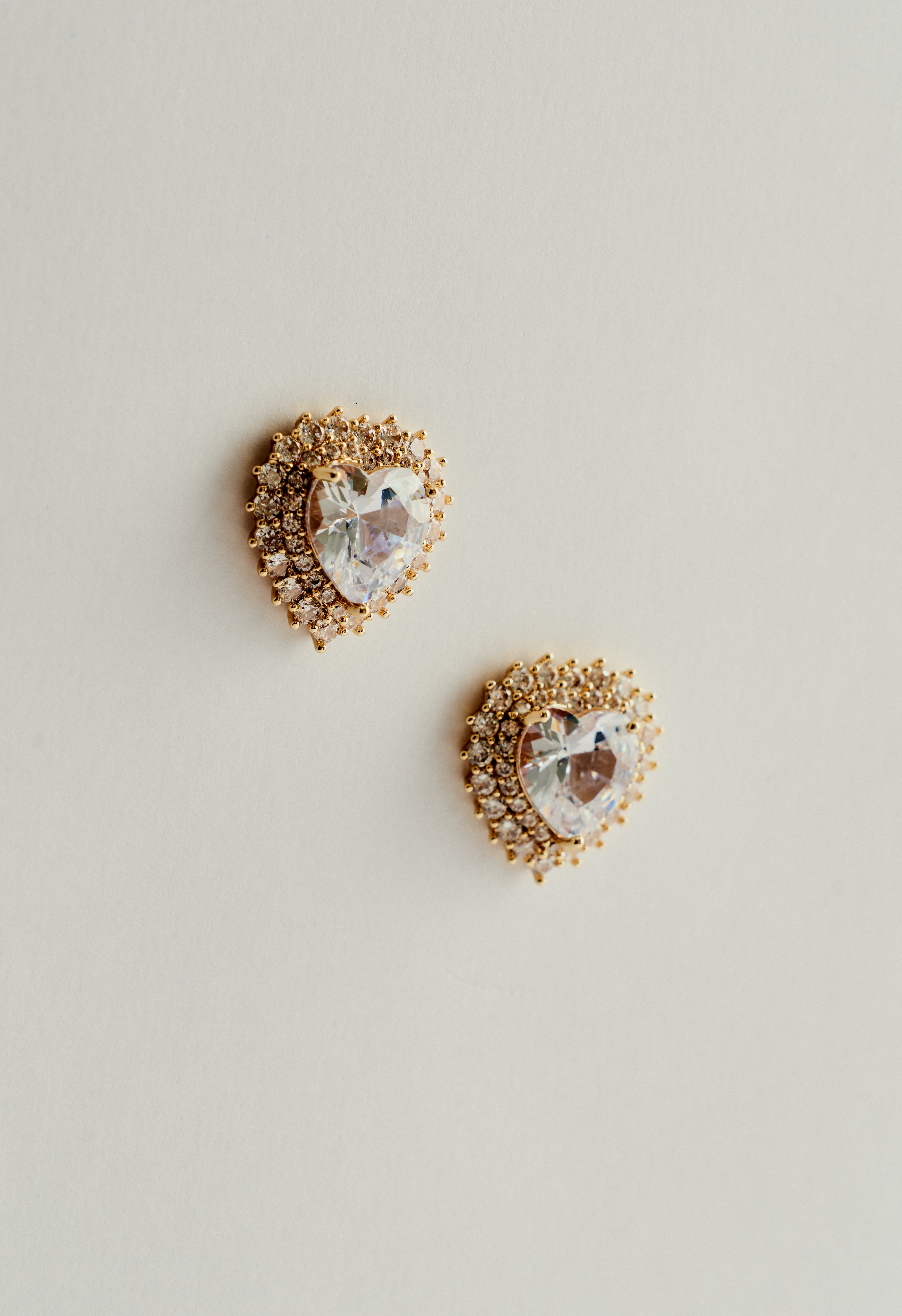 Brinco Coração de Zircônia Cravejada de Strass Dourado