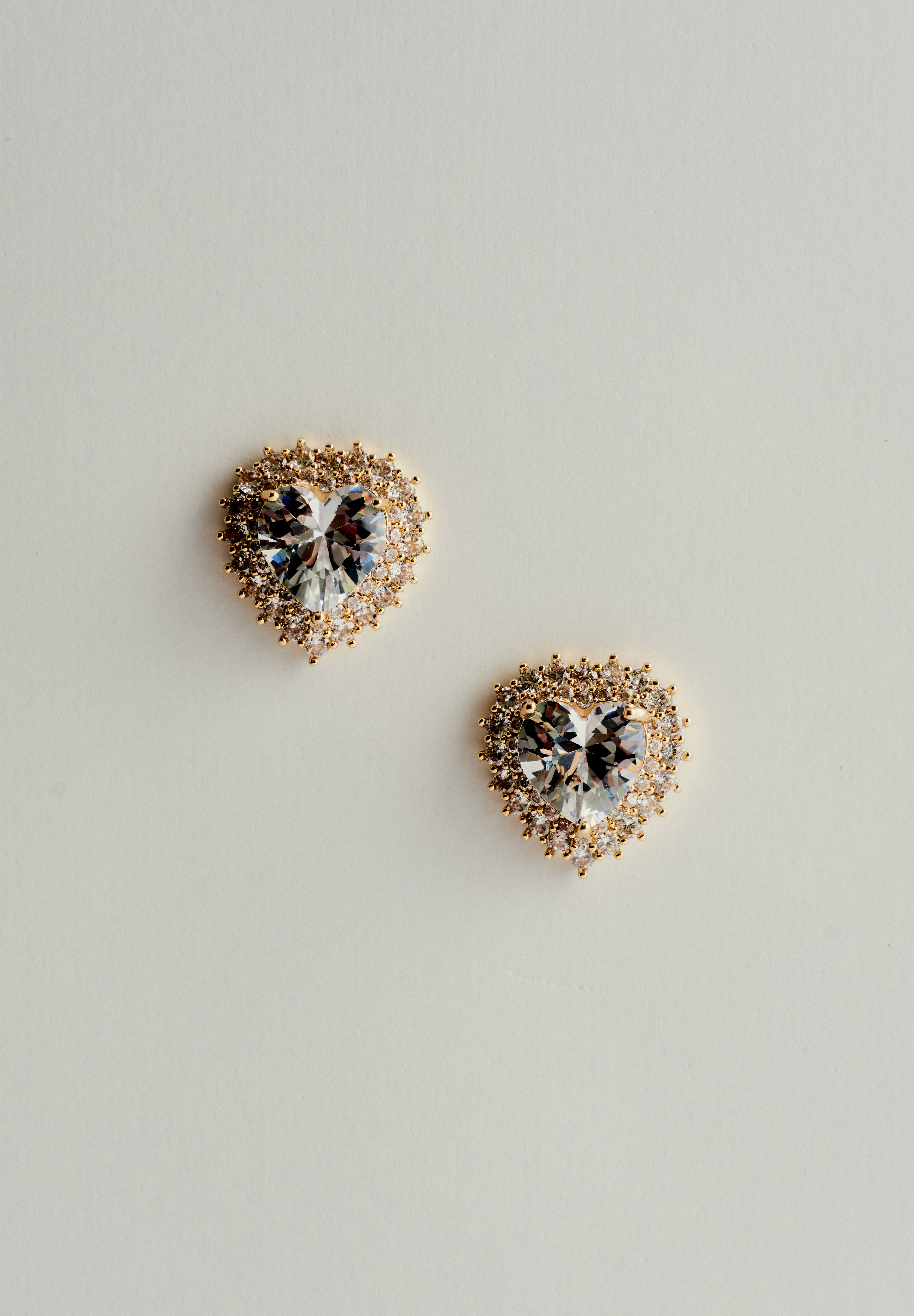 Brinco_Coracao_de_Zirconia_Cravejada_de_Strass_Dourado2.jpg