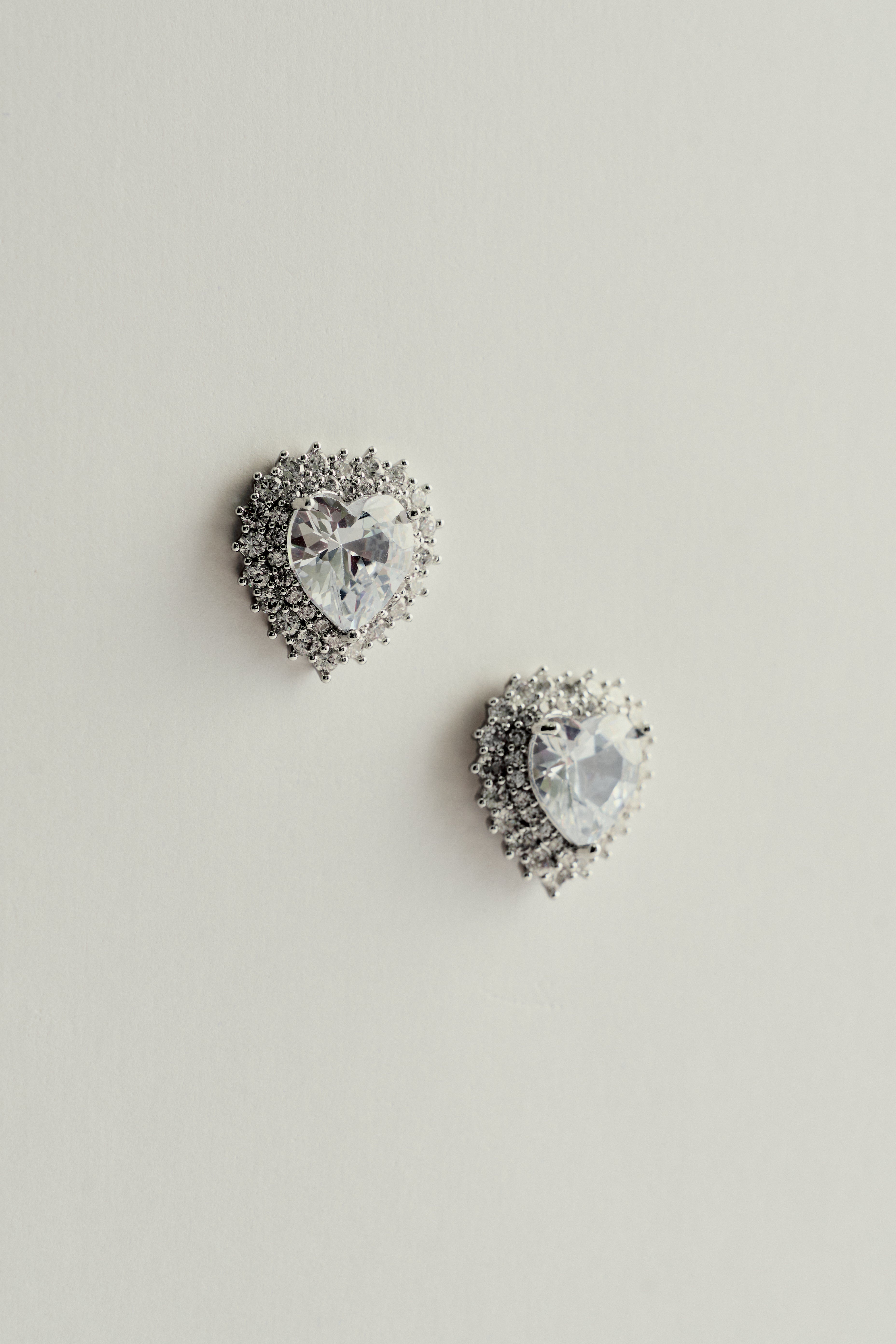 Brinco Coração de Zircônia Cravejada de Strass Prateado