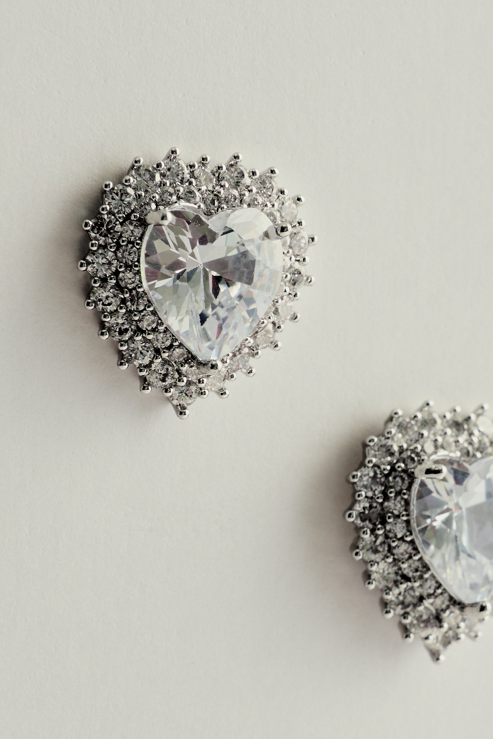 Brinco Coração de Zircônia Cravejada de Strass Prateado
