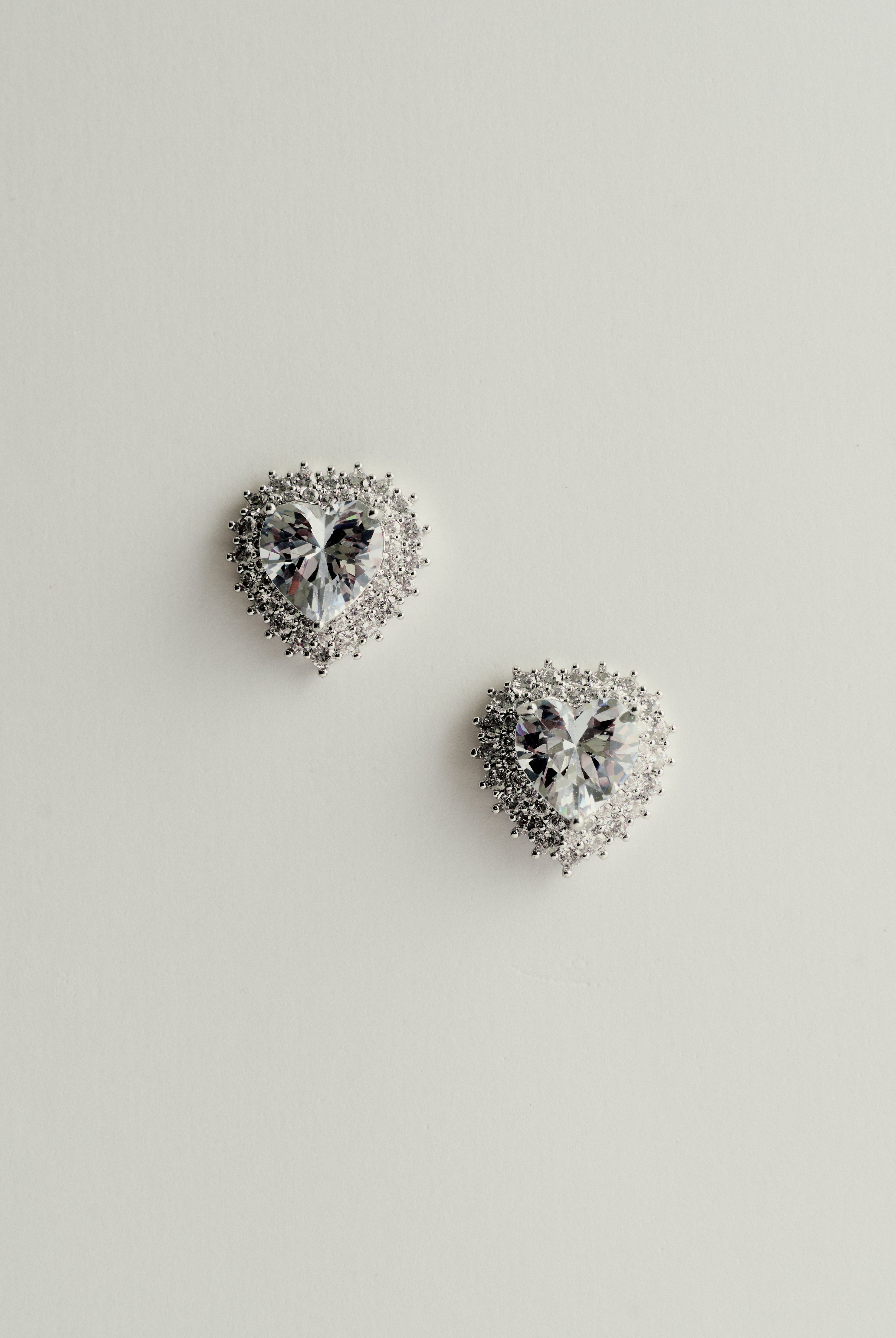 Brinco Coração de Zircônia Cravejada de Strass Prateado
