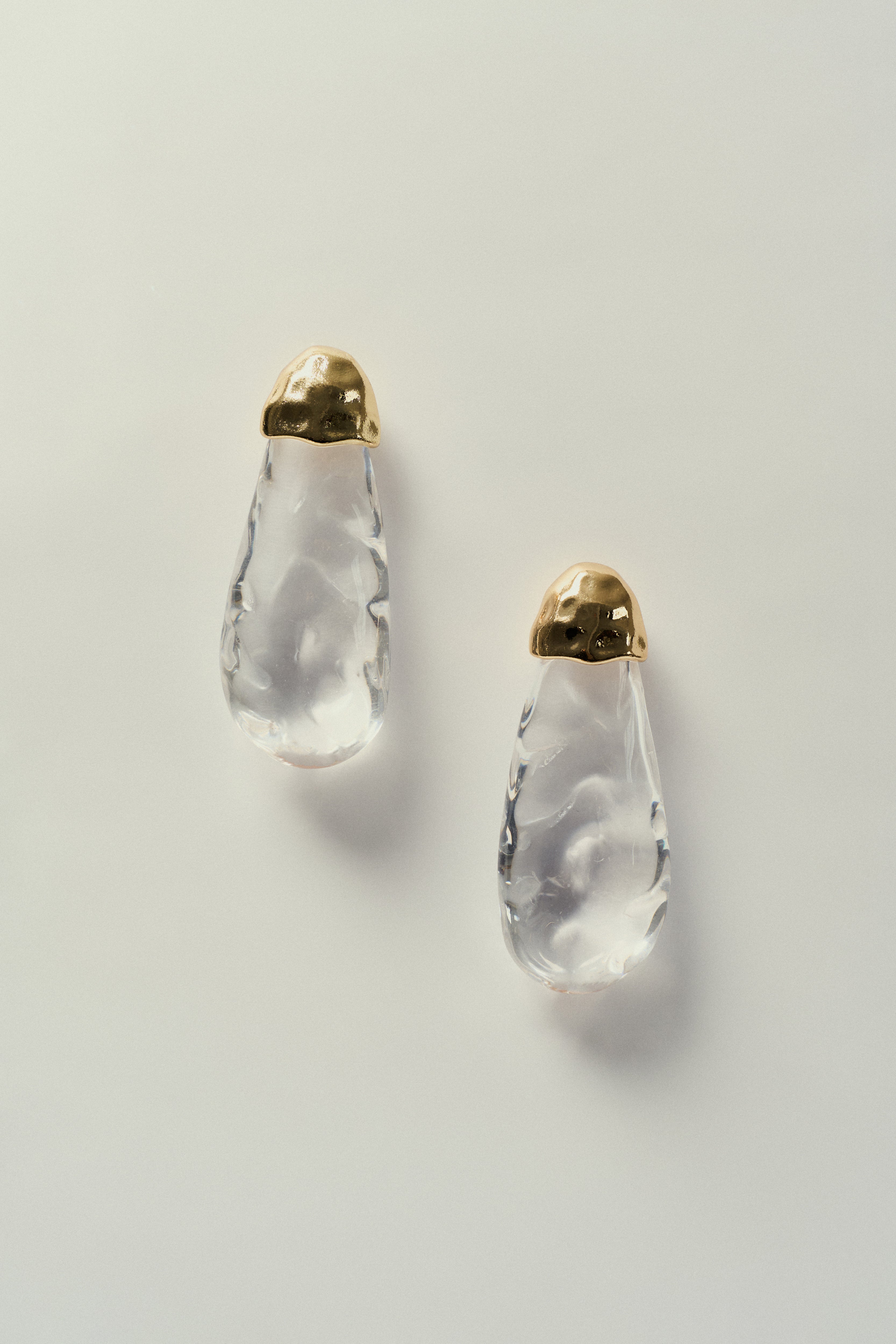 Brinco Gota Orgânico em Resina Translúcida Detalhe Dourado