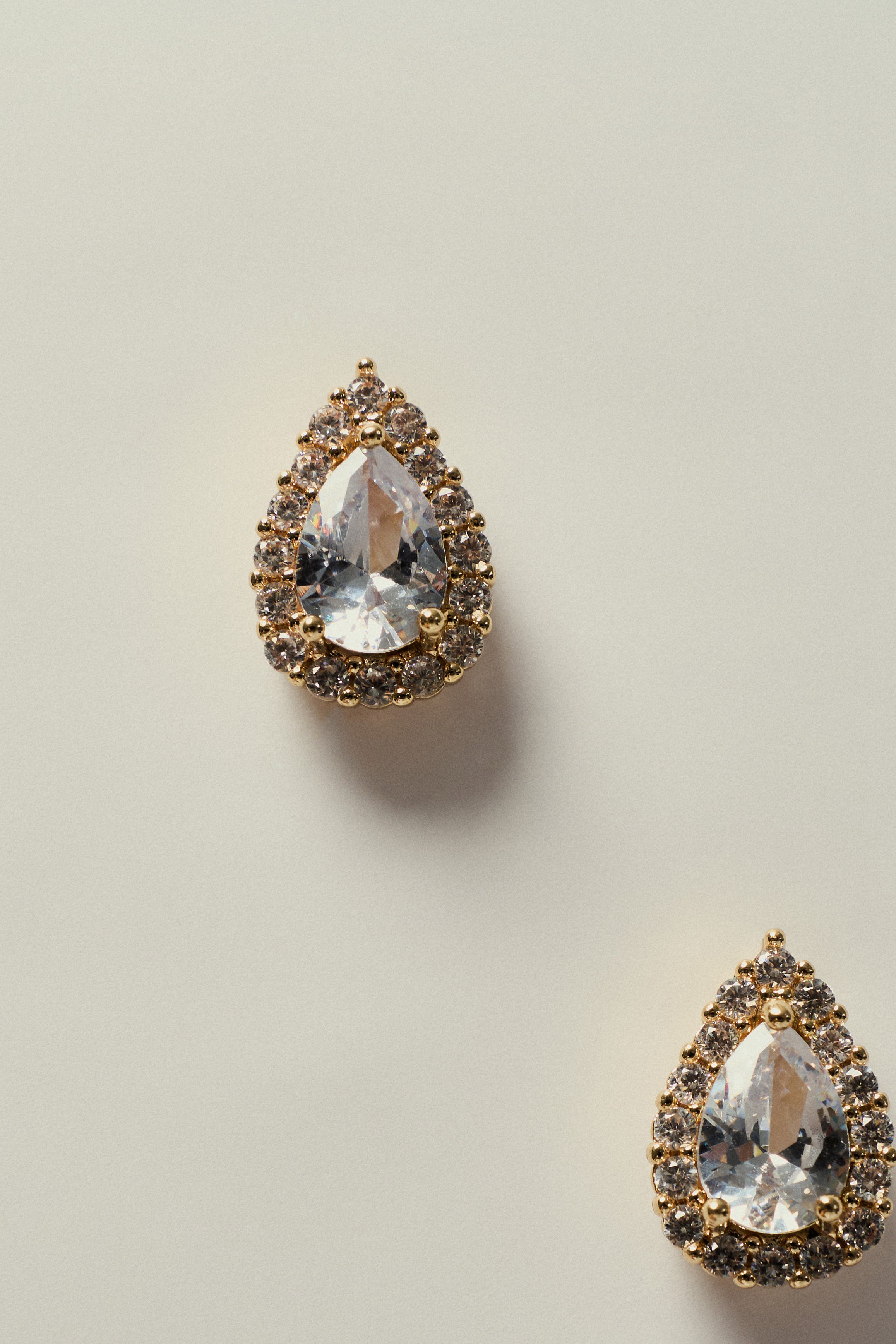 Brinco_Gota_de_Zirconia_Cravejada_de_Strass_Dourado2.jpg
