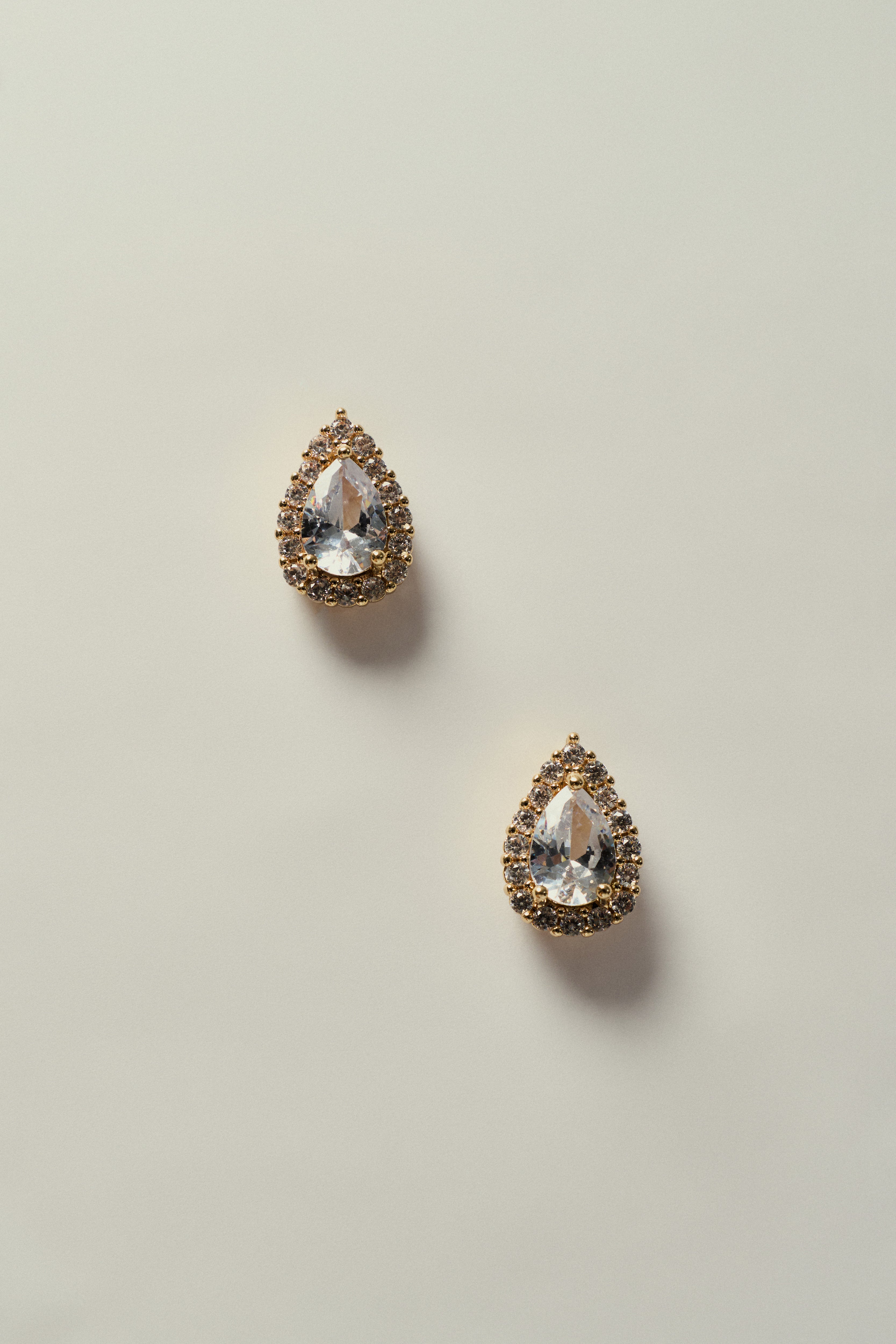 Brinco Gota de Zircônia Cravejada de Strass Dourado