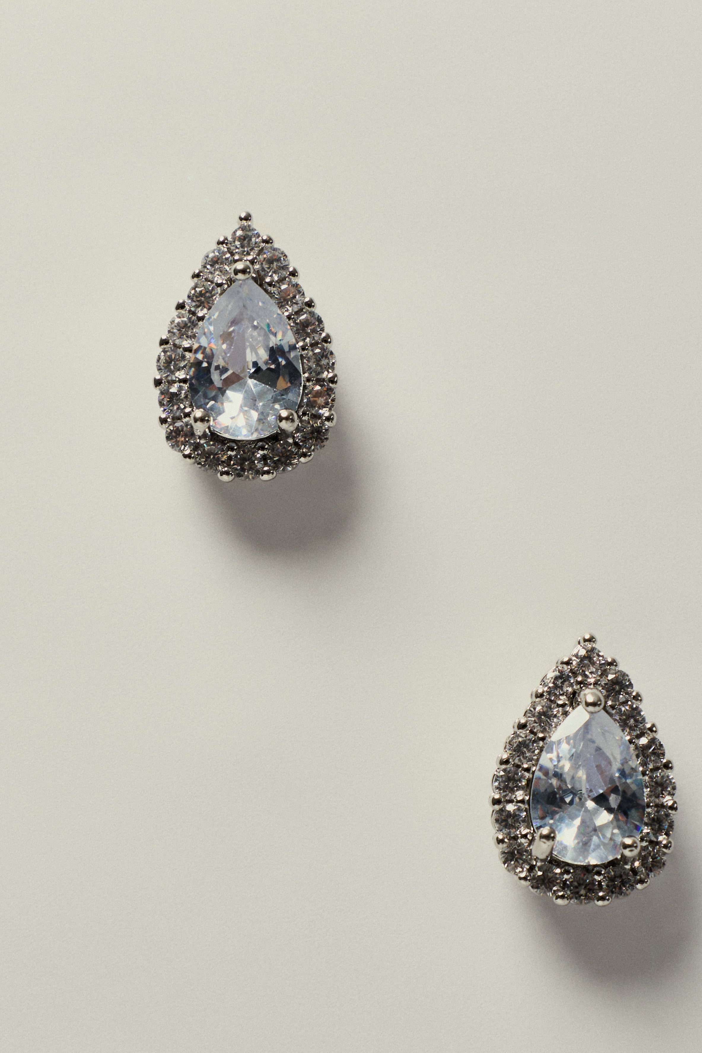 Brinco_Gota_de_Zirconia_Cravejada_de_Strass_Prata.jpg