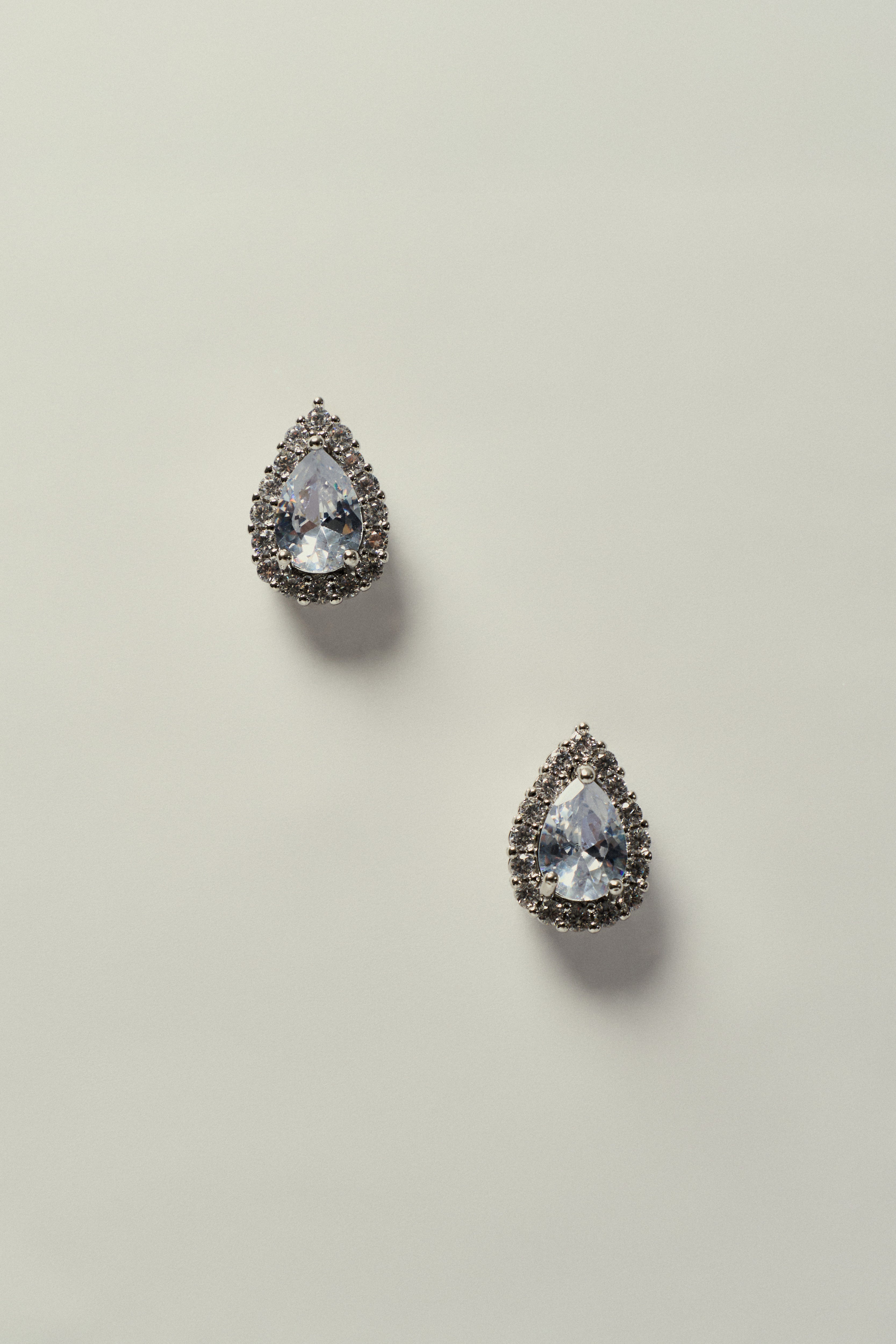 Brinco_Gota_de_Zirconia_Cravejada_de_Strass_Prata1.jpg