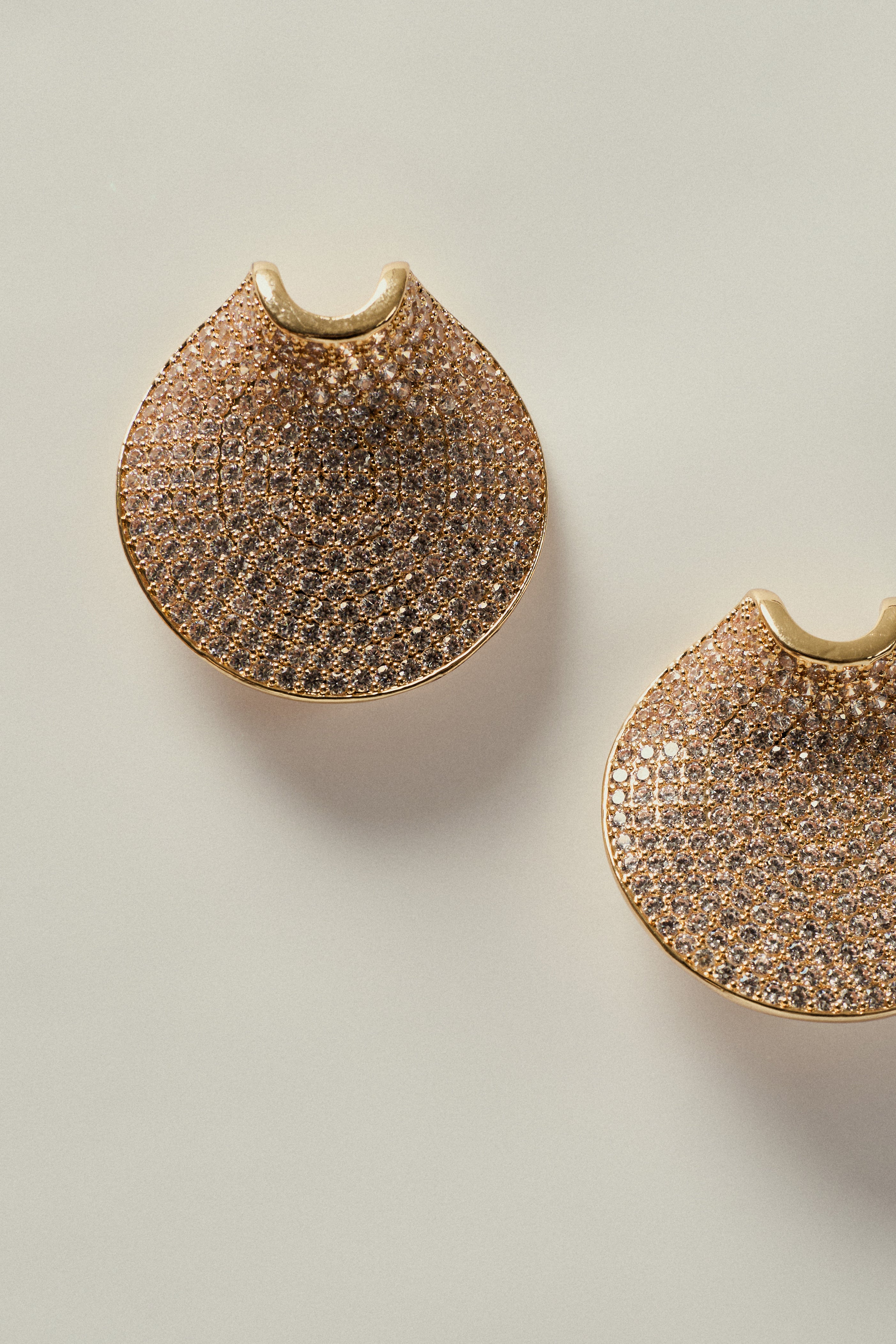 Brinco_Leque_Cravejado_em_Strass_Dourado1.jpg