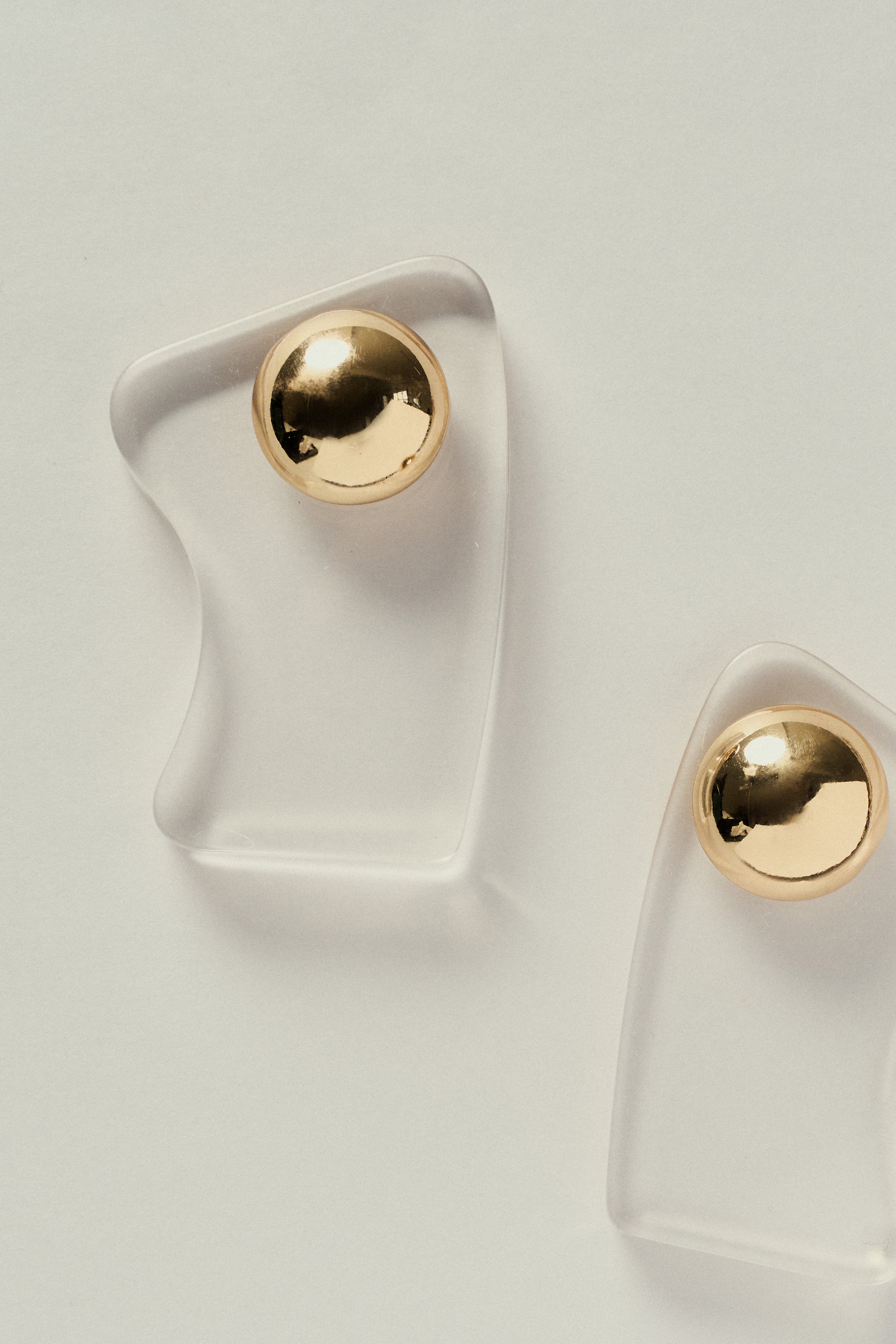 Brinco Orgânico de Acrílico com Detalhe Dourado