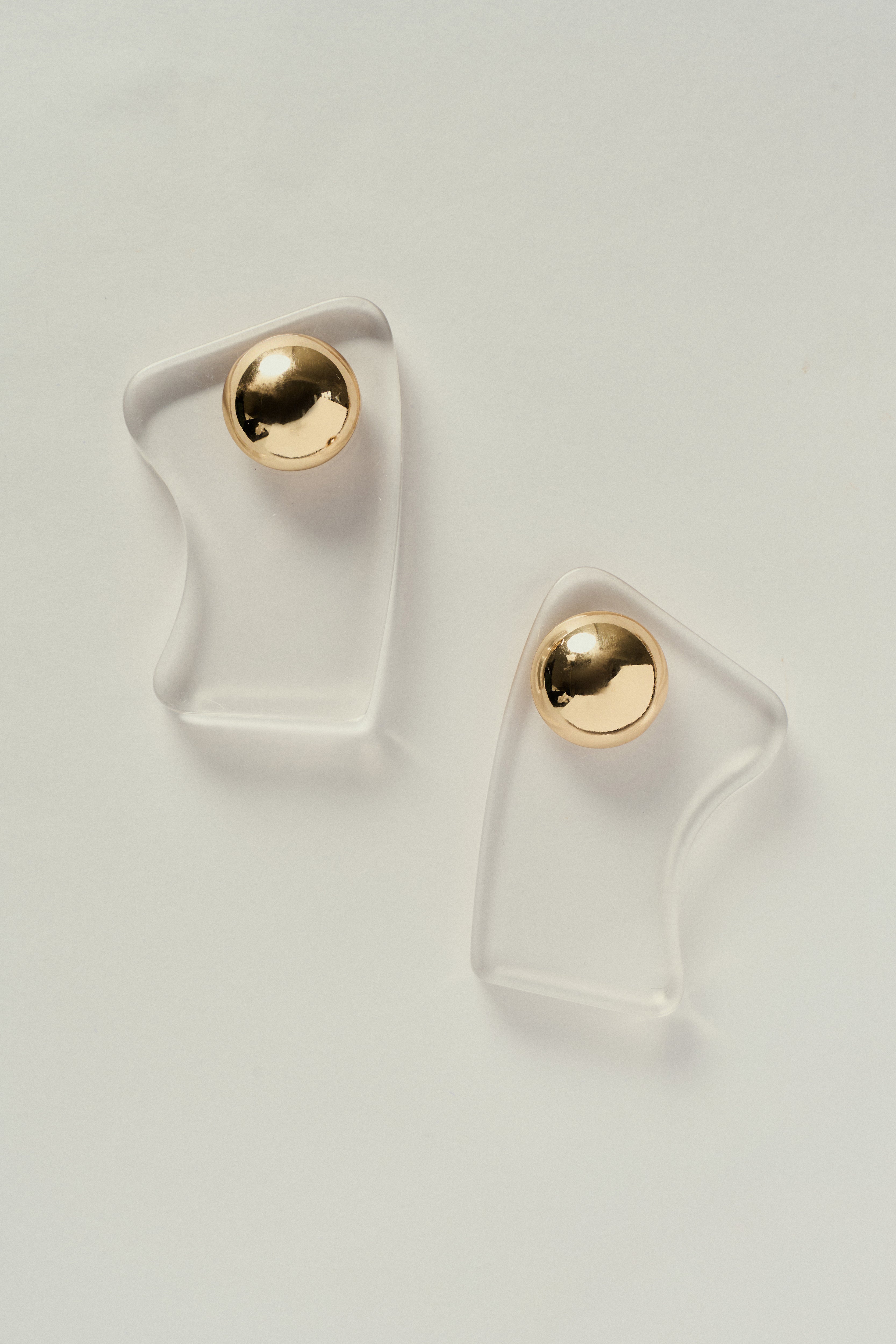 Brinco Orgânico de Acrílico com Detalhe Dourado