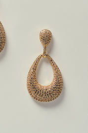 Brinco Oval Vazado Cravejado de Strass Dourado