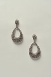 Brinco Oval Vazado Cravejado de Strass Prateado