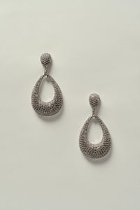 Brinco Oval Vazado Cravejado de Strass Prateado