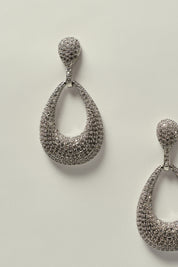 Brinco Oval Vazado Cravejado de Strass Prateado