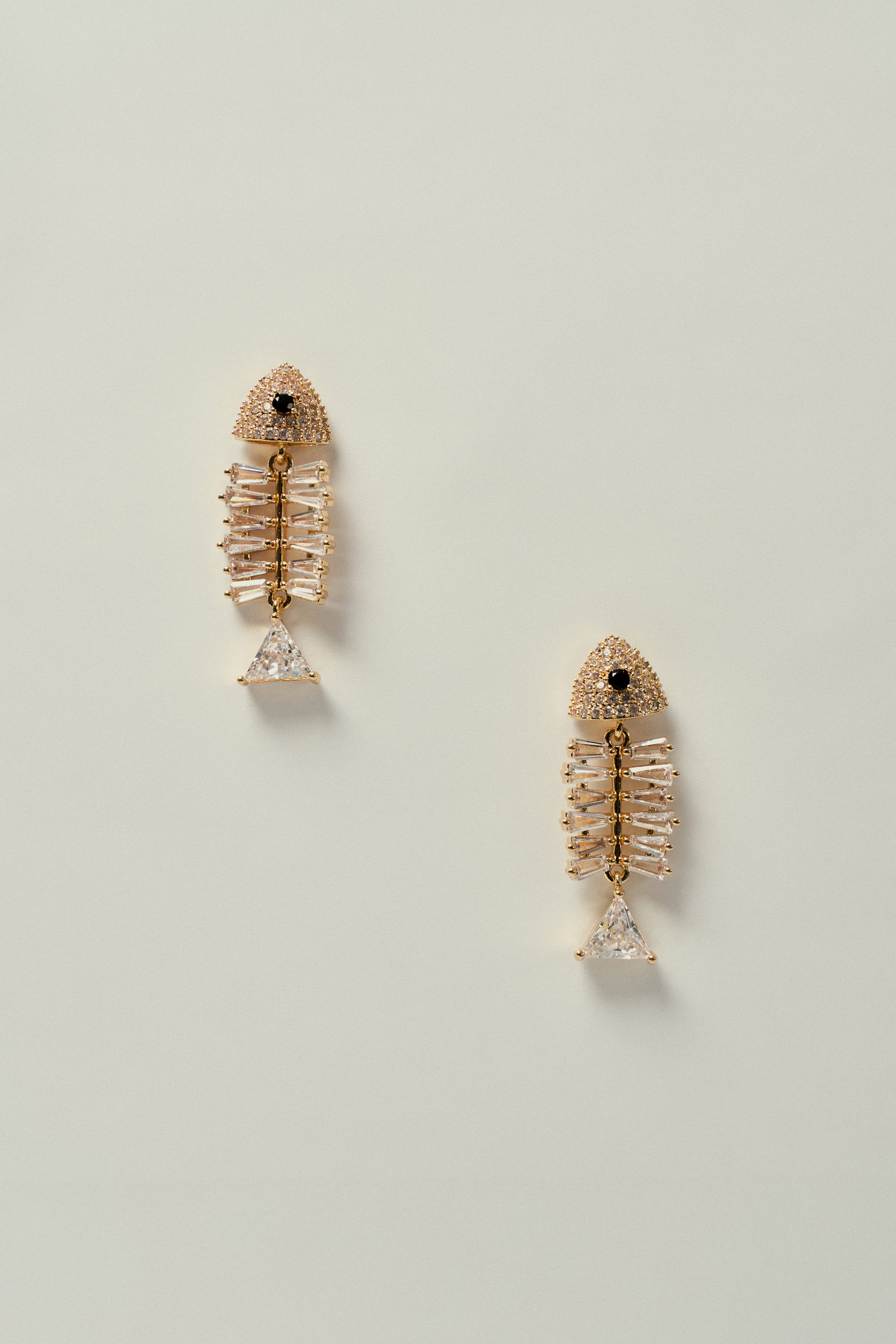 Brinco Peixe com Pedras de Zircônia e Cravejado com Strass Dourado
