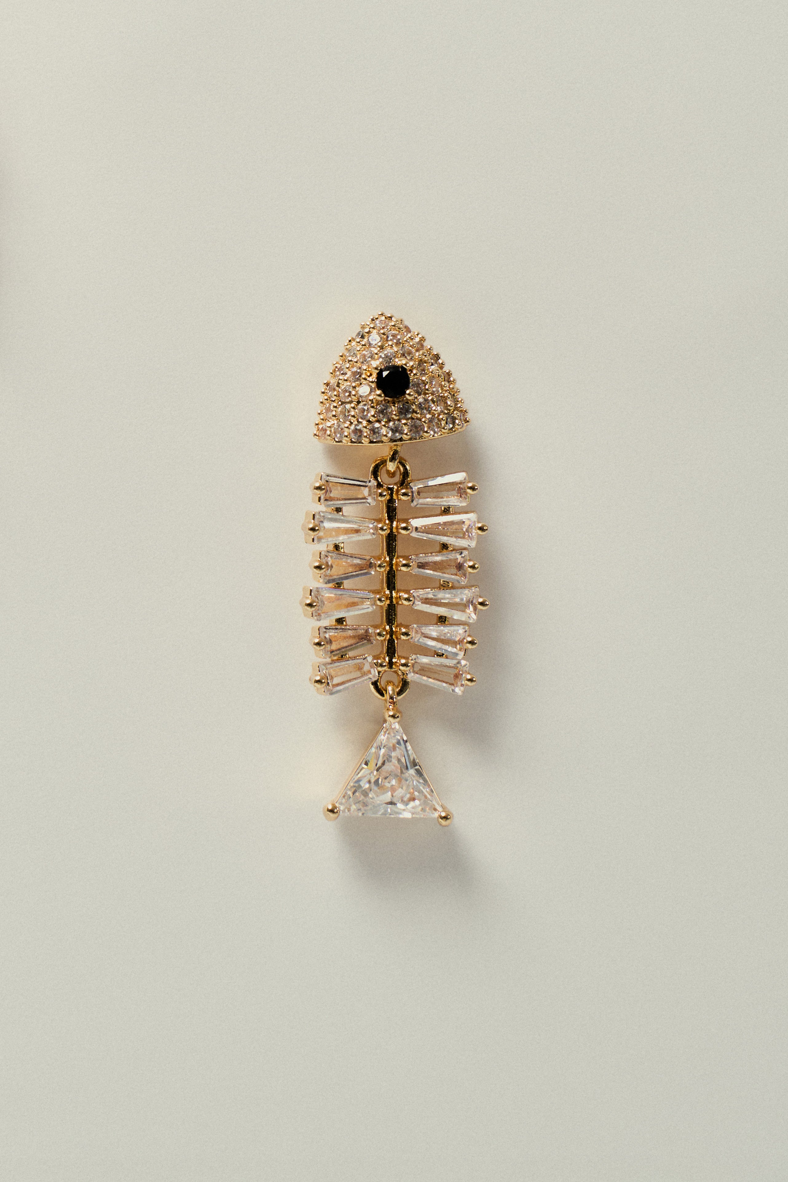 Brinco_Peixe_com_Pedras_de_Zirconia_e_Cravejado_com_Strass_Dourado1.jpg