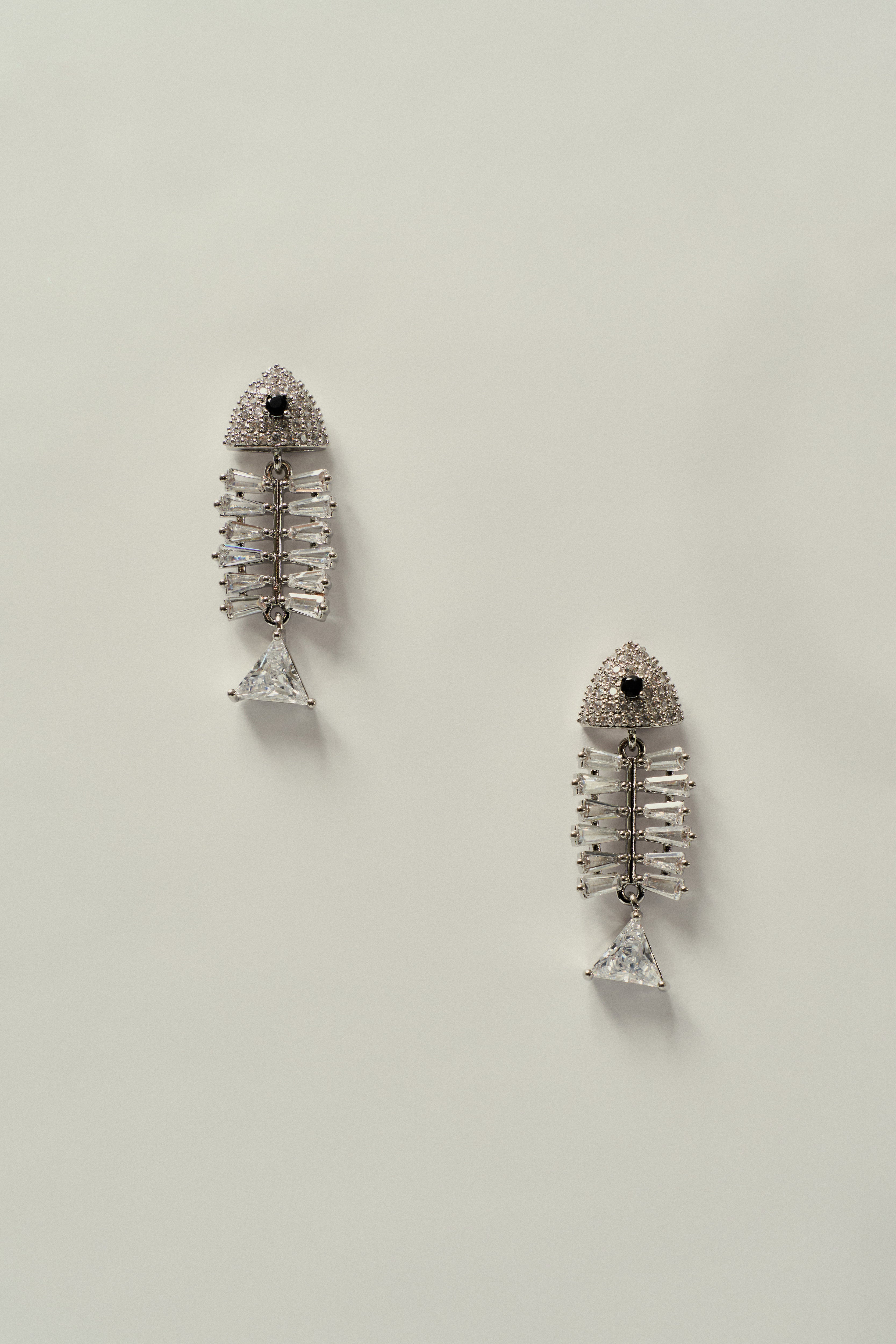 Brinco Peixe com Pedras de Zircônia e Cravejado com Strass Prateado