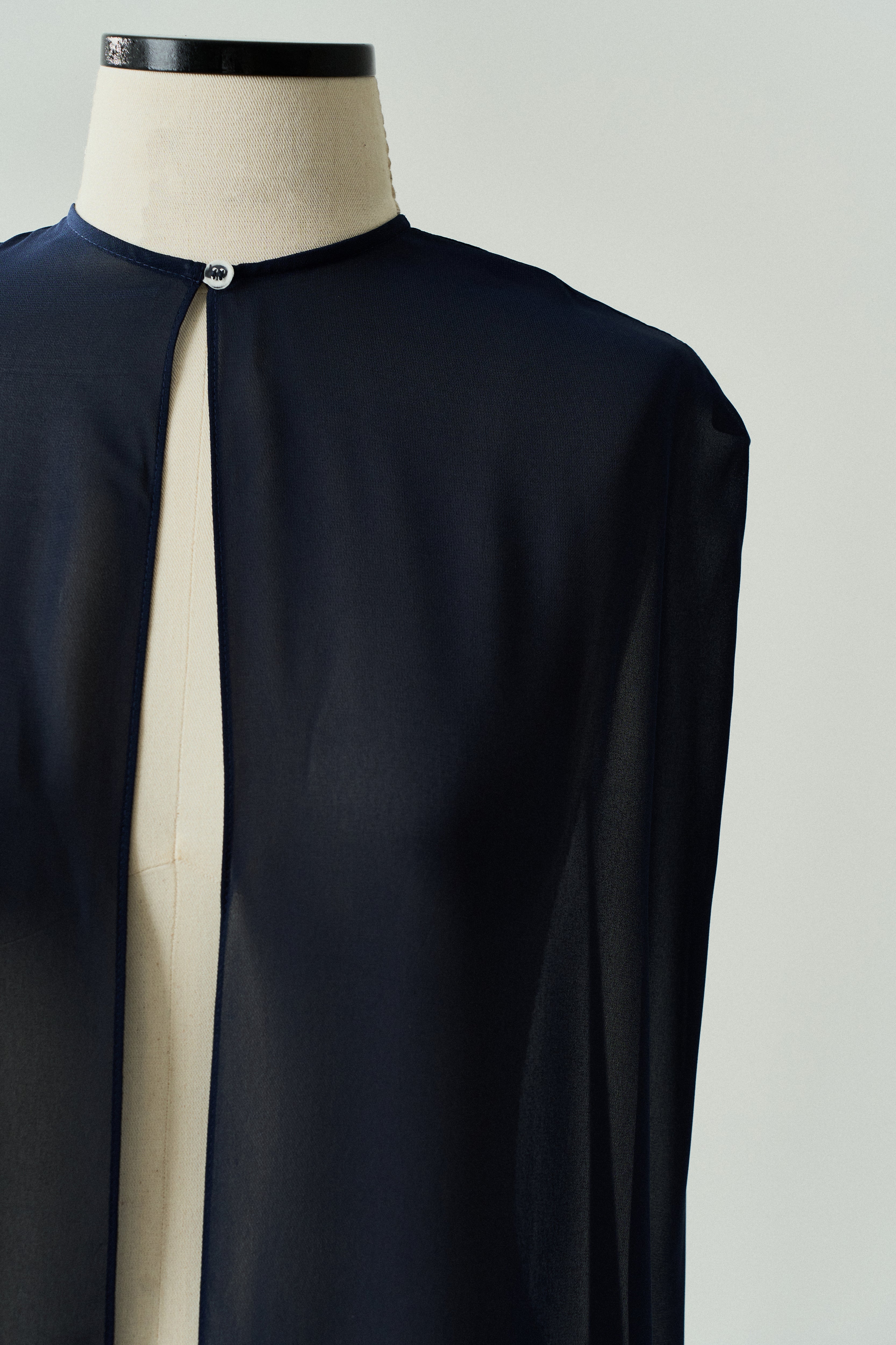 Capa Longa em Chiffon - Sol Azul Marinho