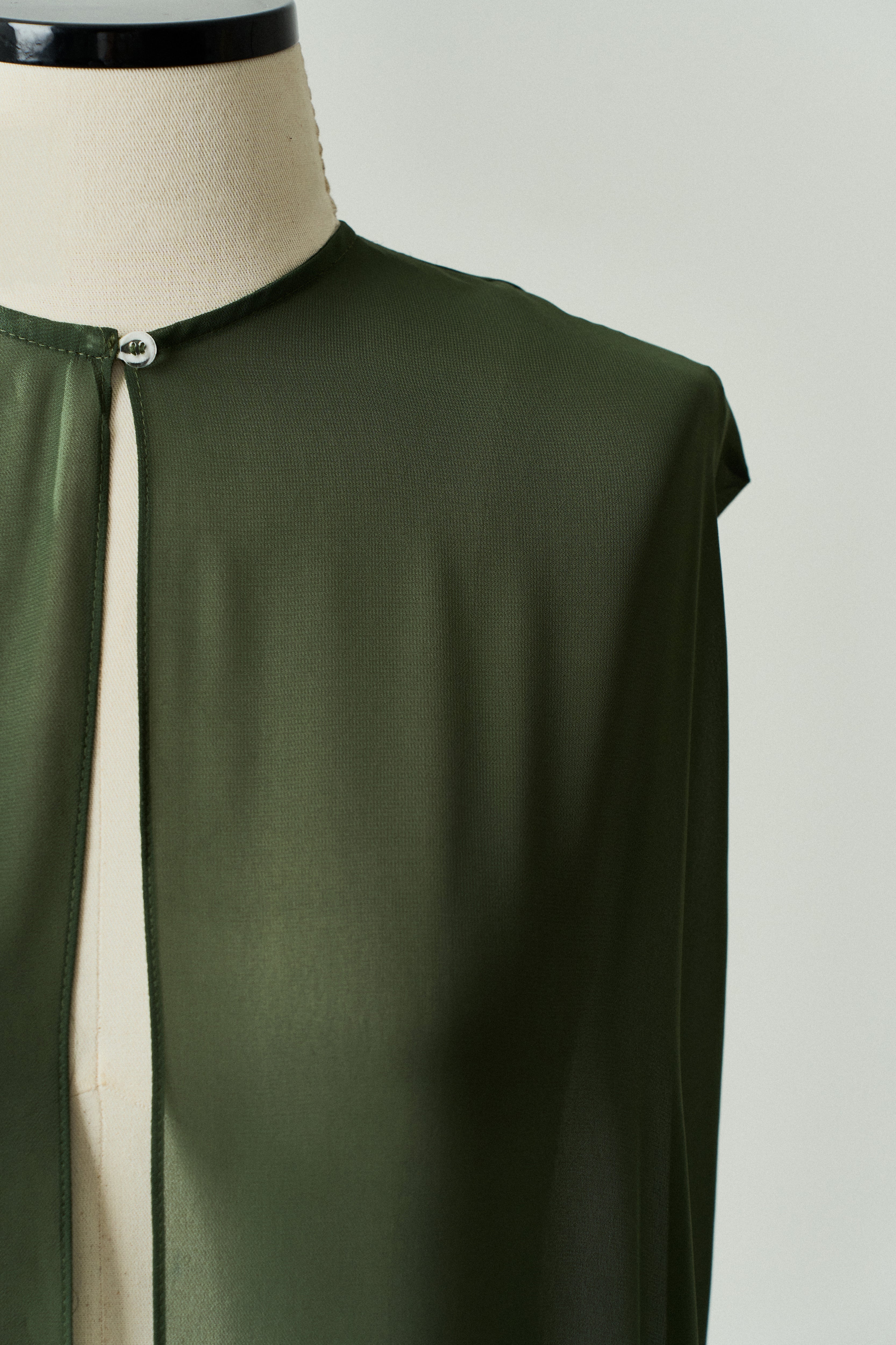 Capa Longa em Chiffon - Sol Verde Oliva