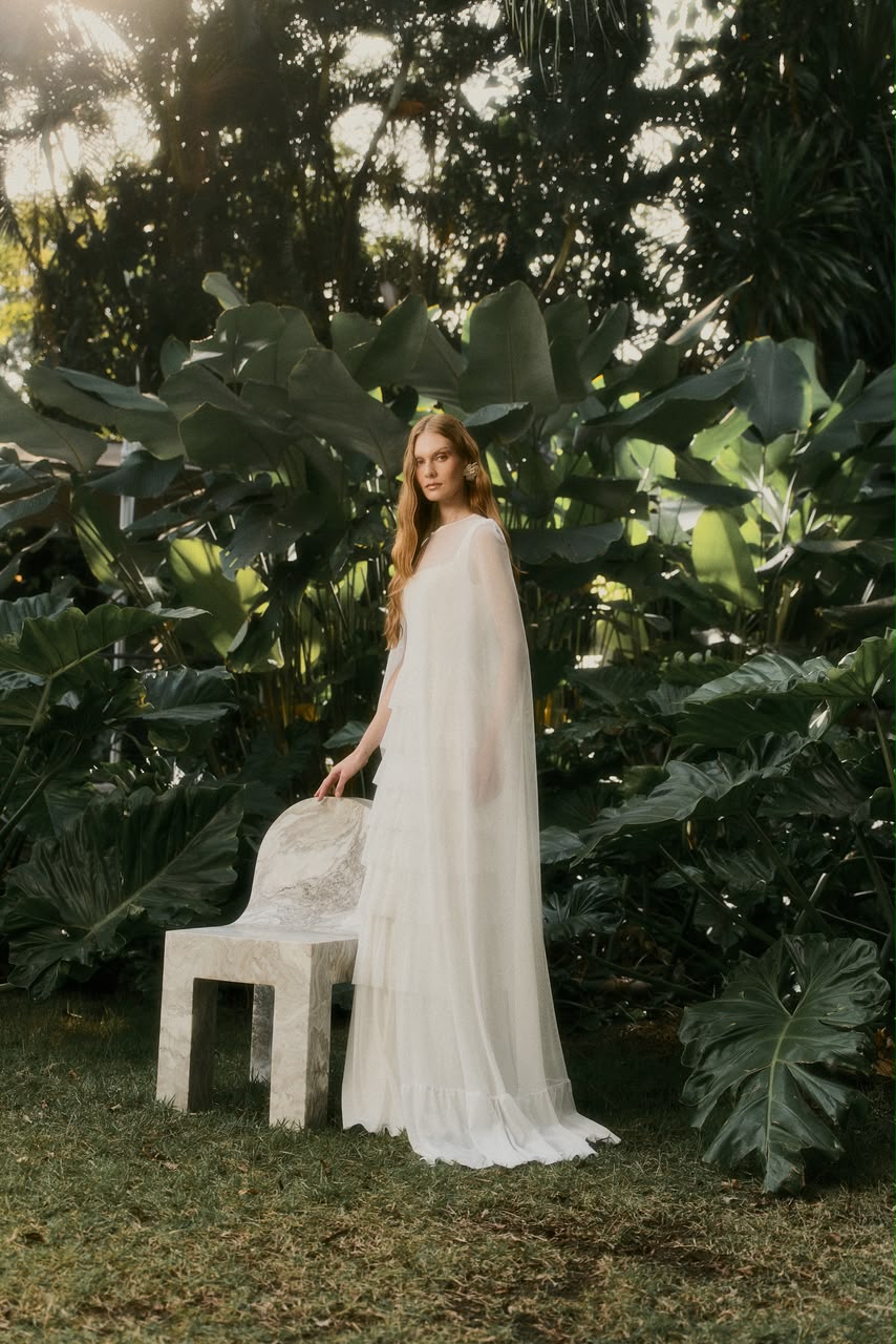 Capa Longa em Chiffon com Babado na Barra - Clara Off White